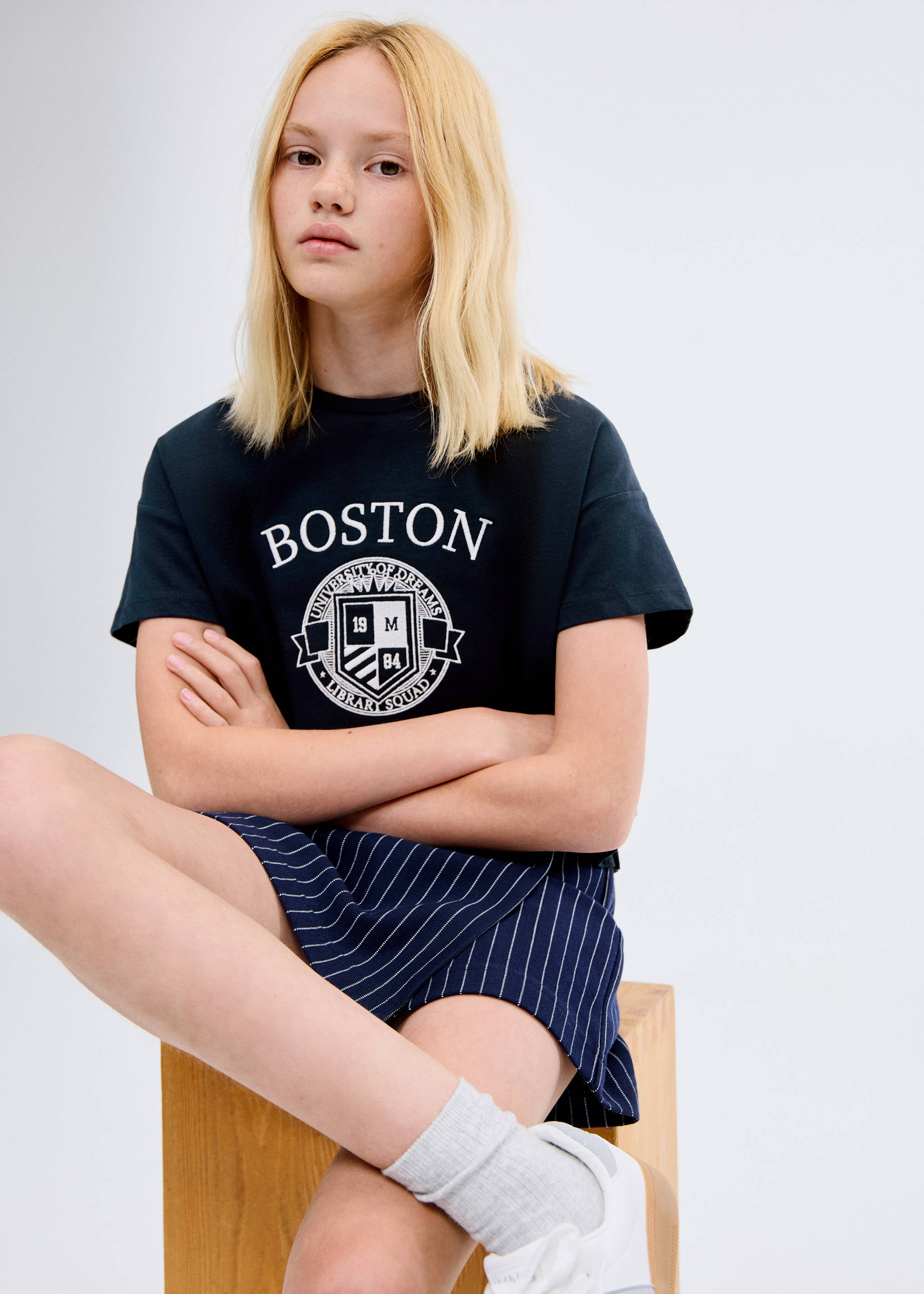 Broderad bomull t-shirt - Bild av mittparti