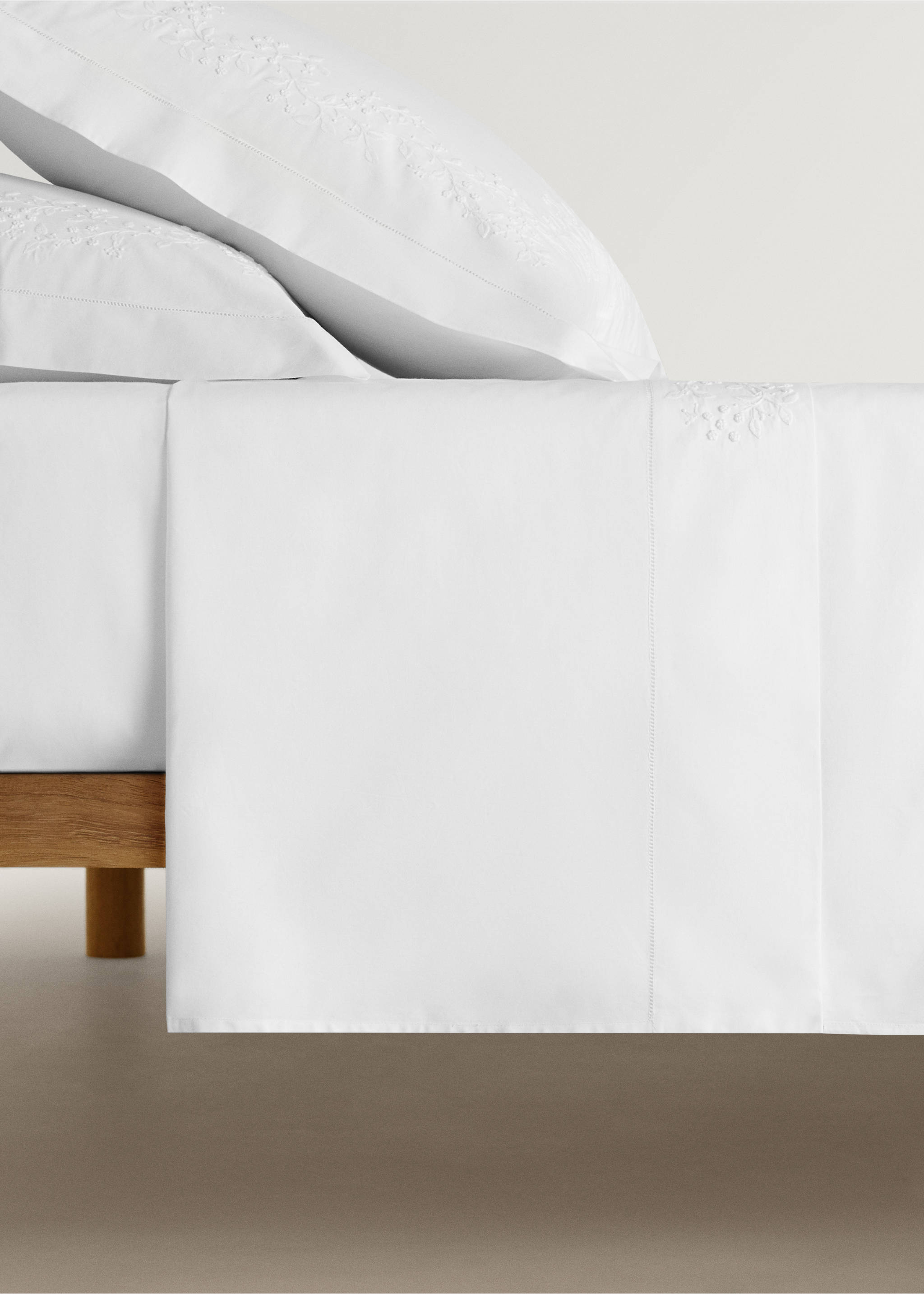 Cotton percale top sheet with hand-embroidered small flowers for 150/160 cm bed - Article without model, White. Ref: 17003316-00.