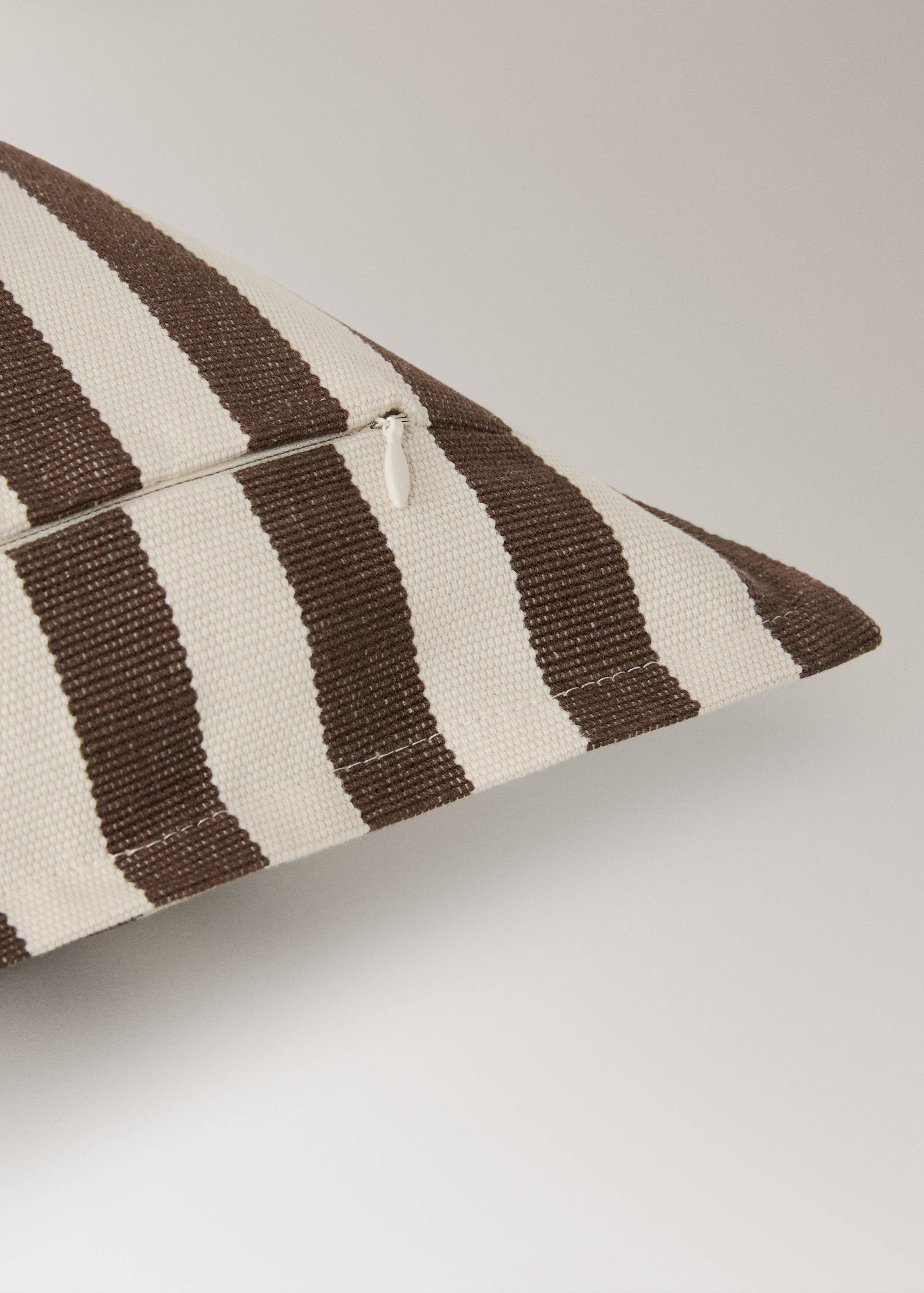 Cotton two-tone cushion cover with woven stripes 50x50 cm - Details of the article 3