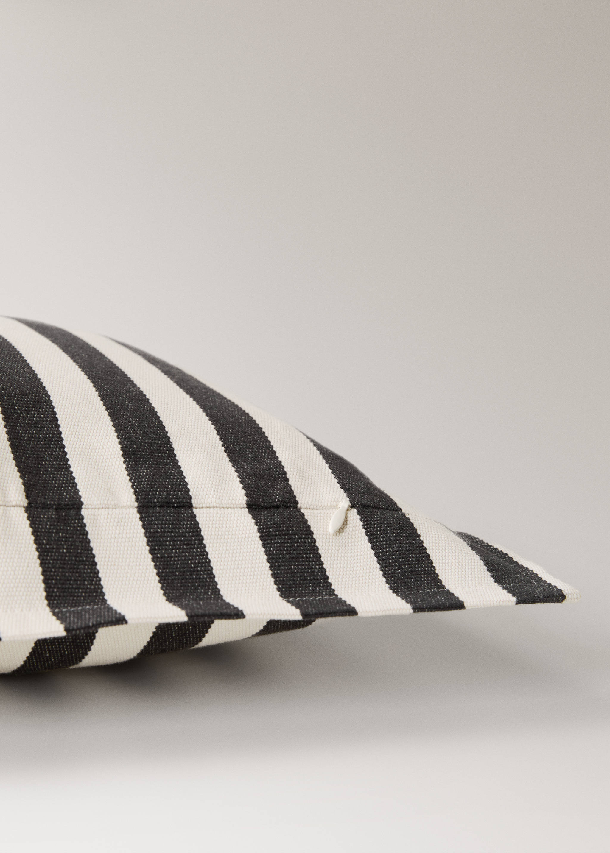 Cotton two-tone cushion cover with woven stripes 30x50 cm - Details of the article 2