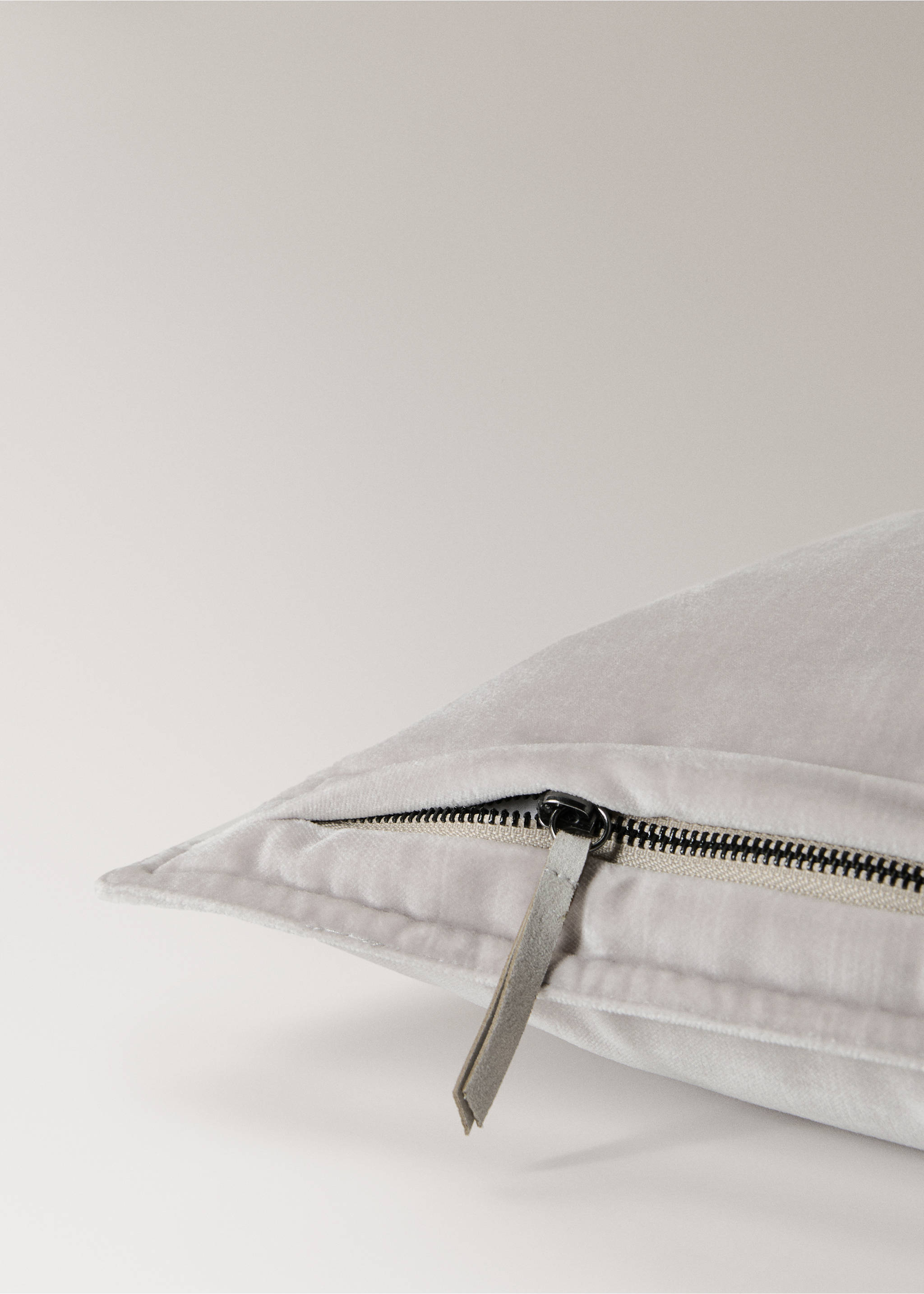 Velvet cushion cover 45x45 cm - Details of the article 2, Grey. Ref: 17003322-00.