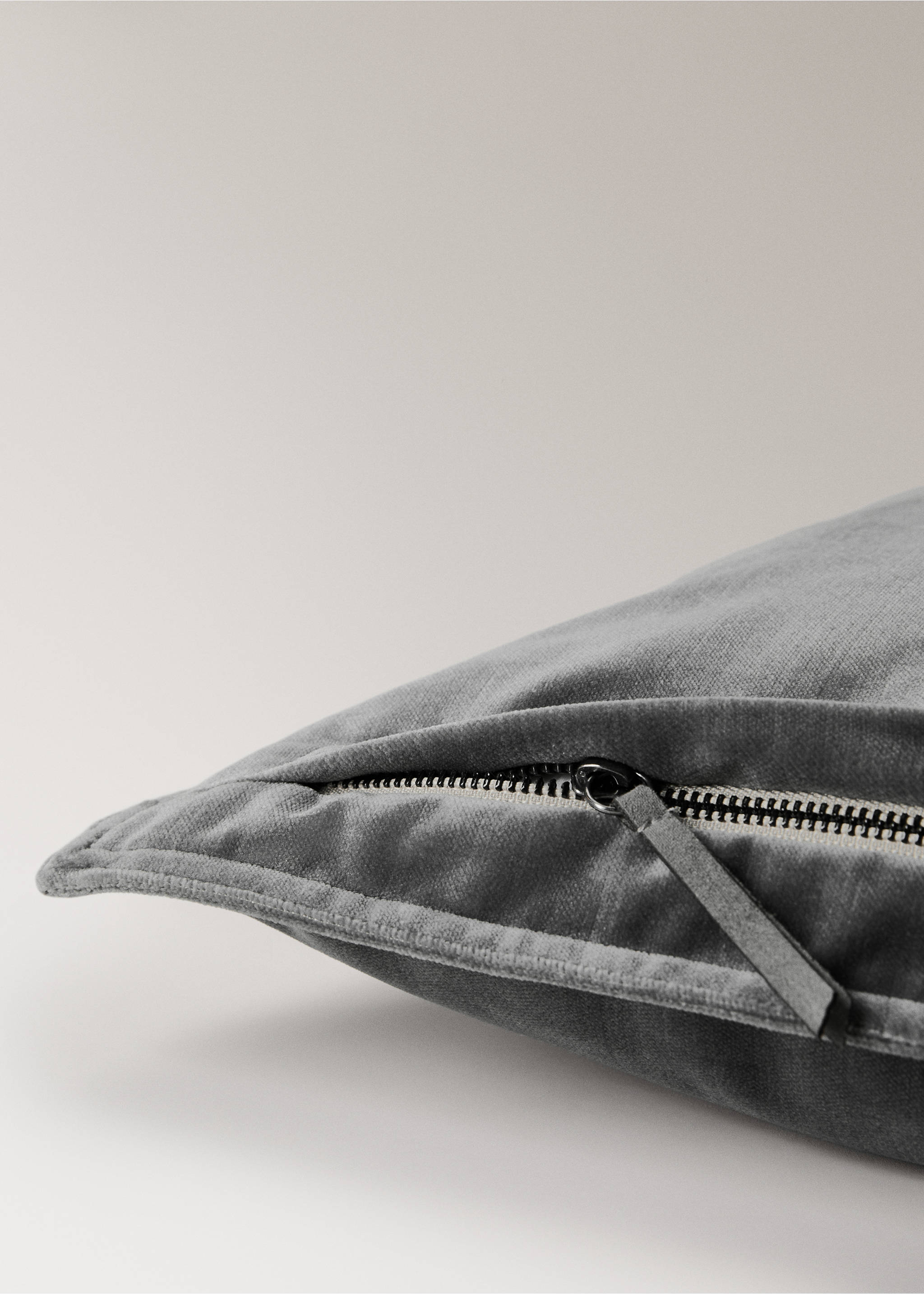Velvet cushion cover 45x45 cm - Details of the article 2, Dark Grey. Ref: 17003322-00.