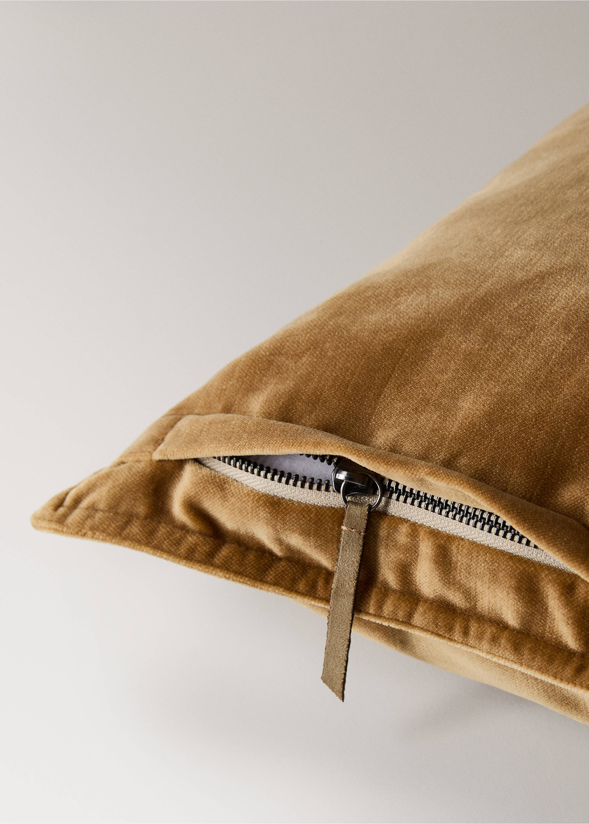 Velvet cushion cover 45x45 cm - Details of the article 2, Light/Pastel Brown. Ref: 17003322-00.