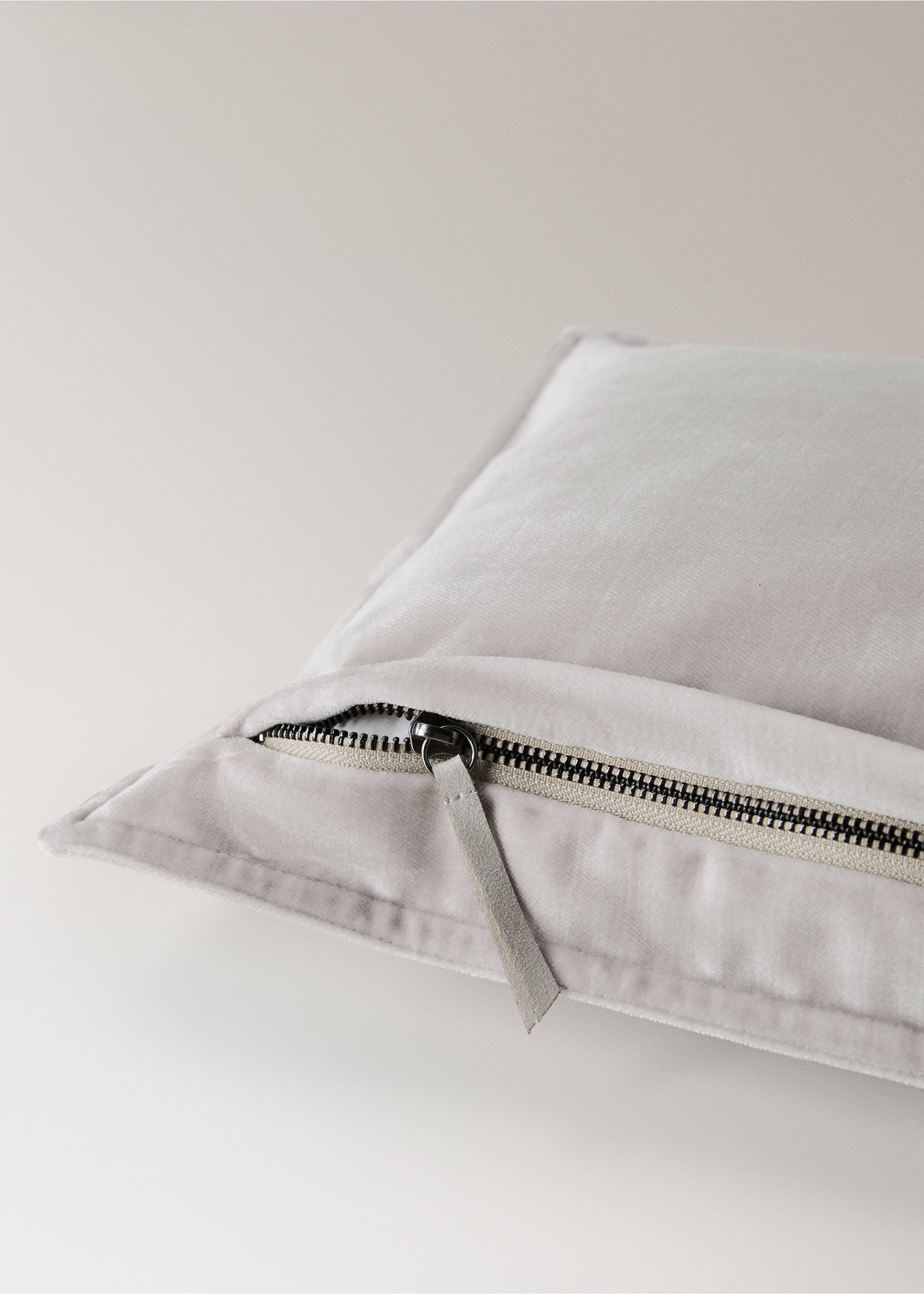 Velvet cushion cover 40x60 cm - Details of the article 2, Grey. Ref: 17003323-00.