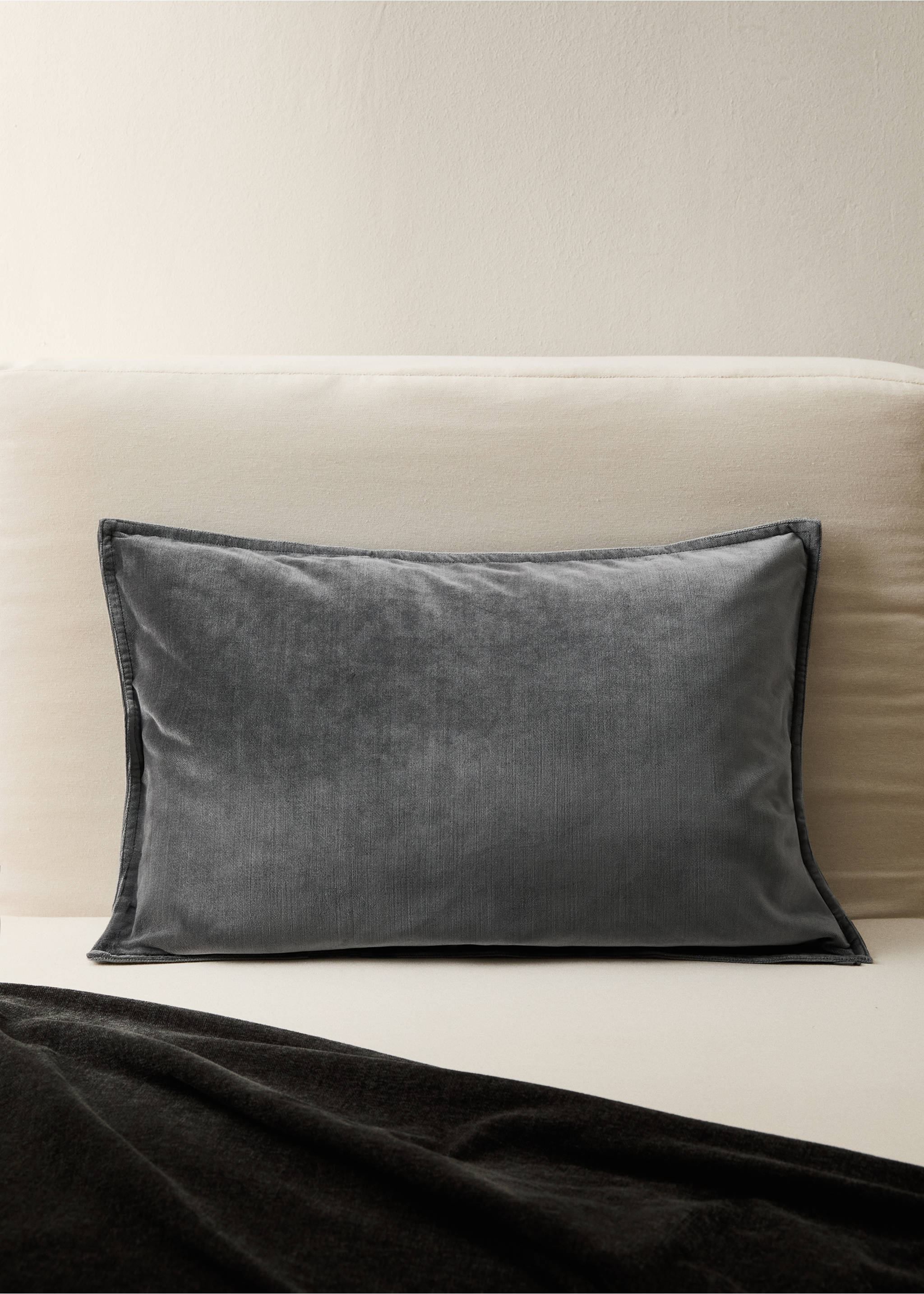 Kadife yastık kılıfı 40x60 cm - Genel plan, Koyu Gri. Ref: 17003323-00.