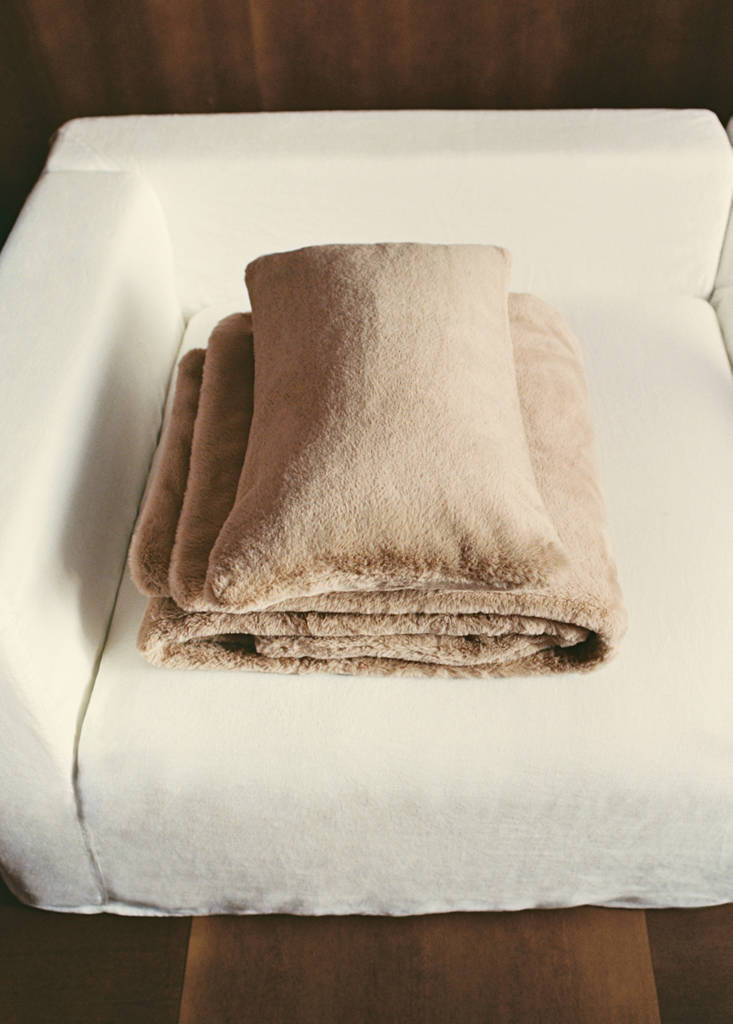Faux-fur textured cushion cover 30x50 cm — Chocolate