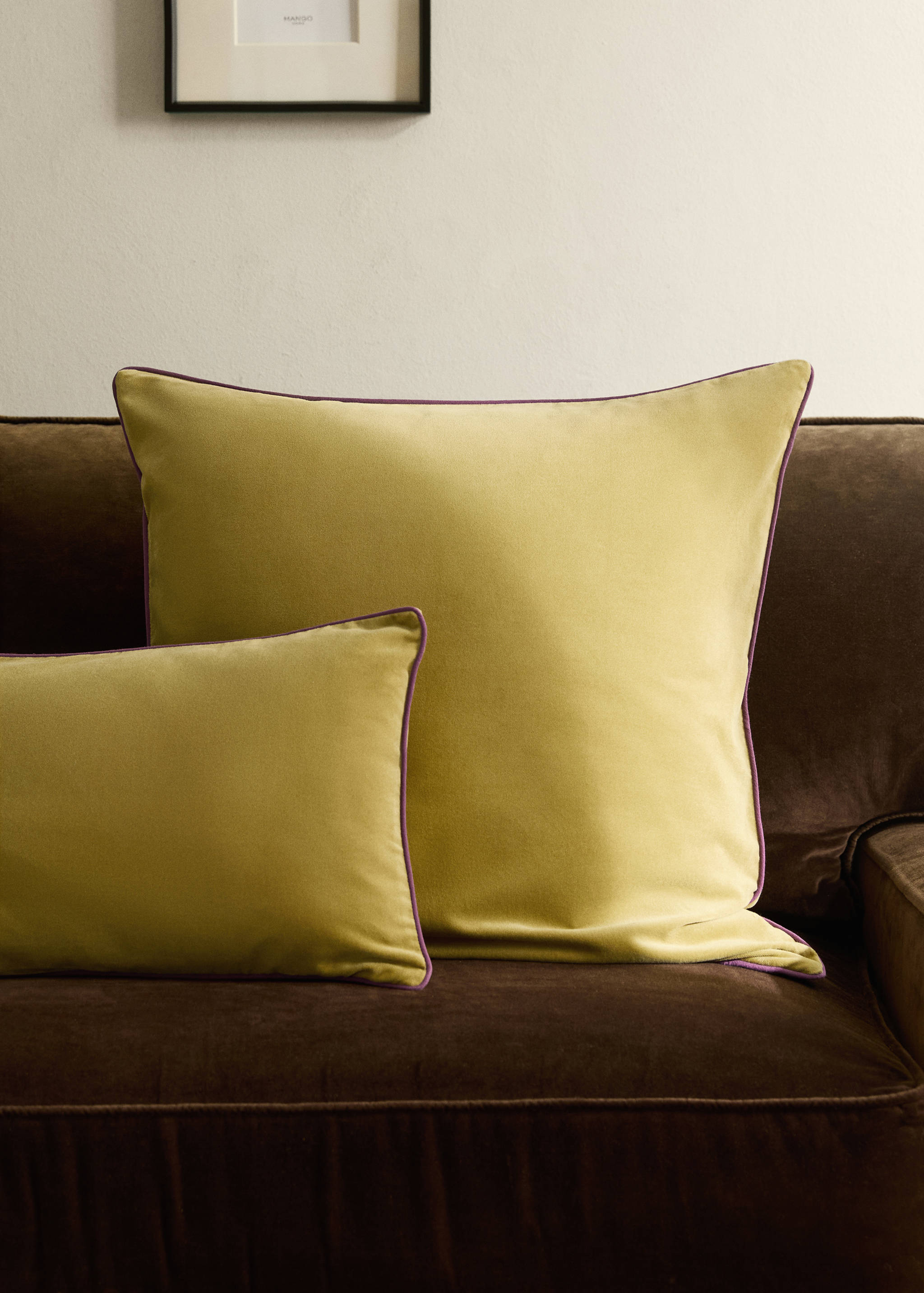 Capa de almofada decorativa de veludo com debrum em contraste 50x50 cm - Plano geral