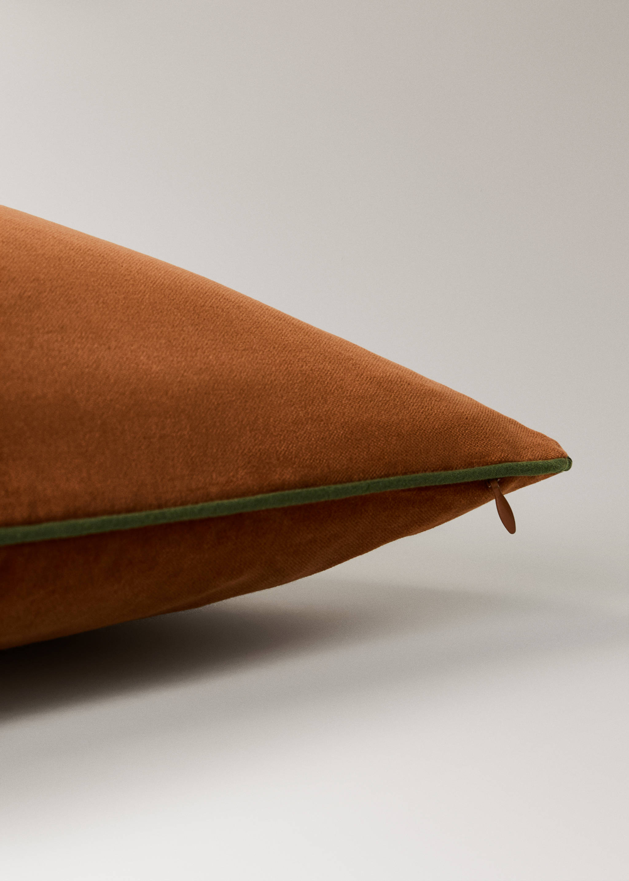 Velvet cushion cover with contrasting piping 50x50 cm - Details of the article 1