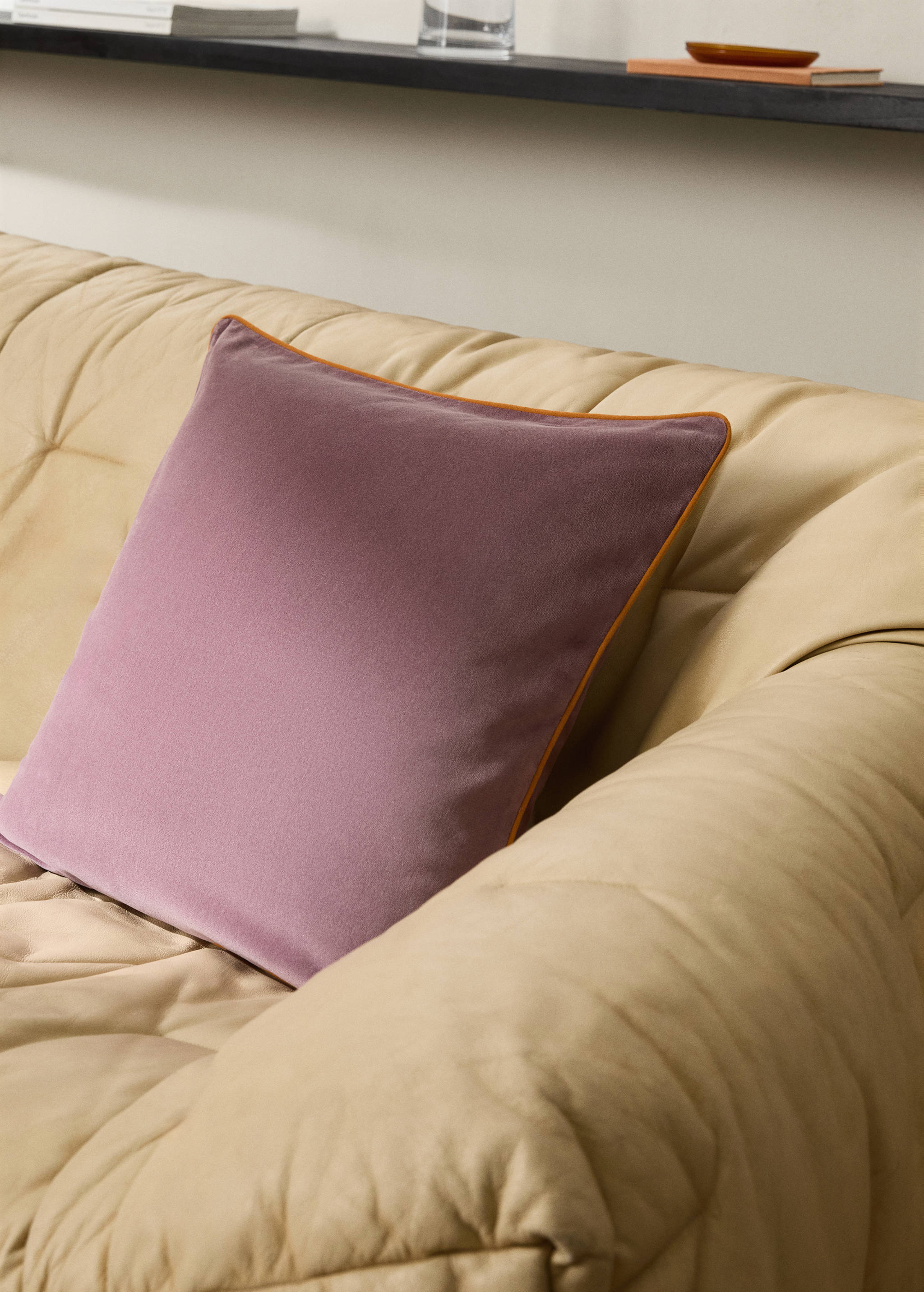 Capa de almofada decorativa de veludo com debrum em contraste 50x50 cm - Plano geral