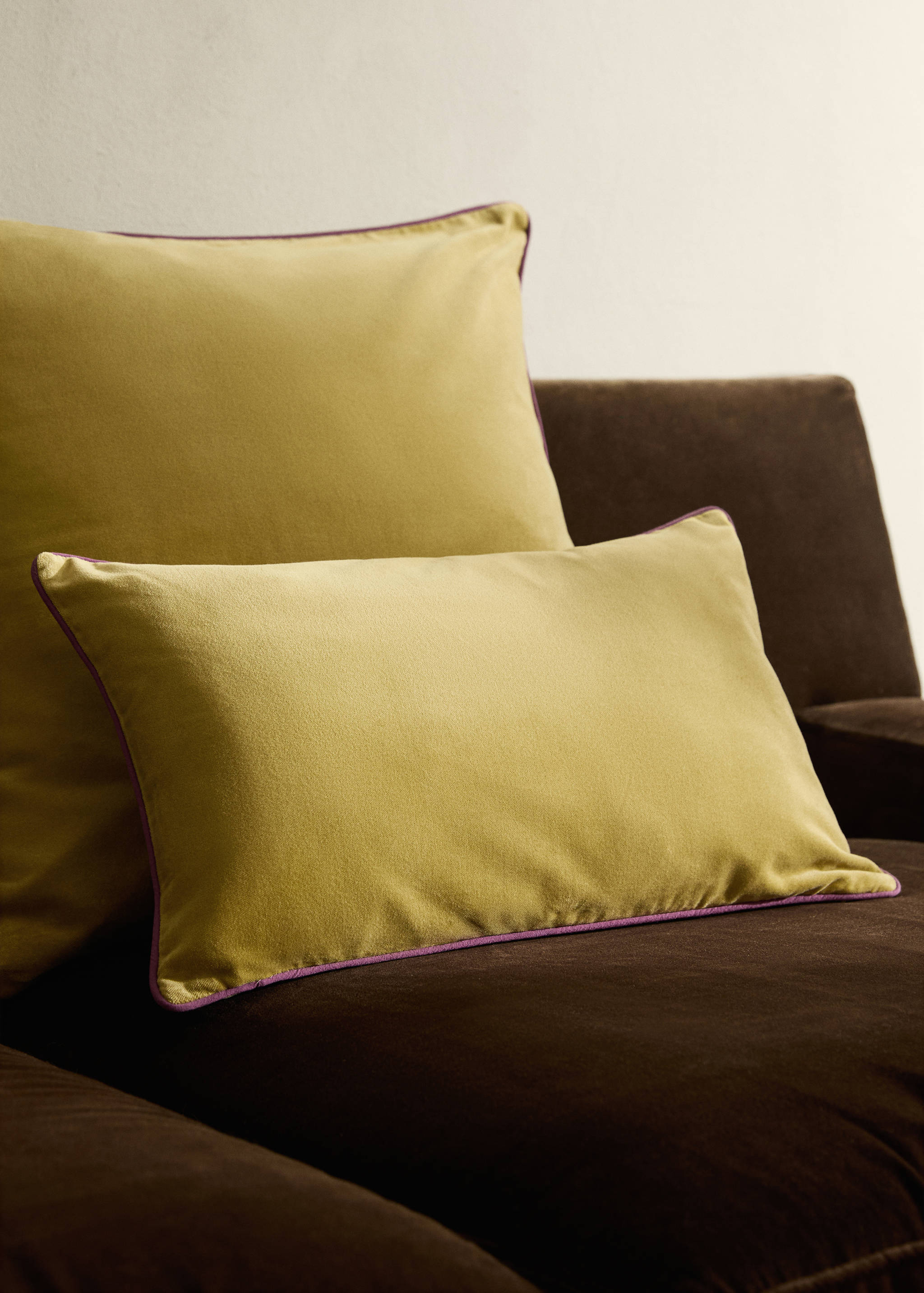 Capa de almofada decorativa de veludo com debrum em contraste 30x50 cm - Plano geral