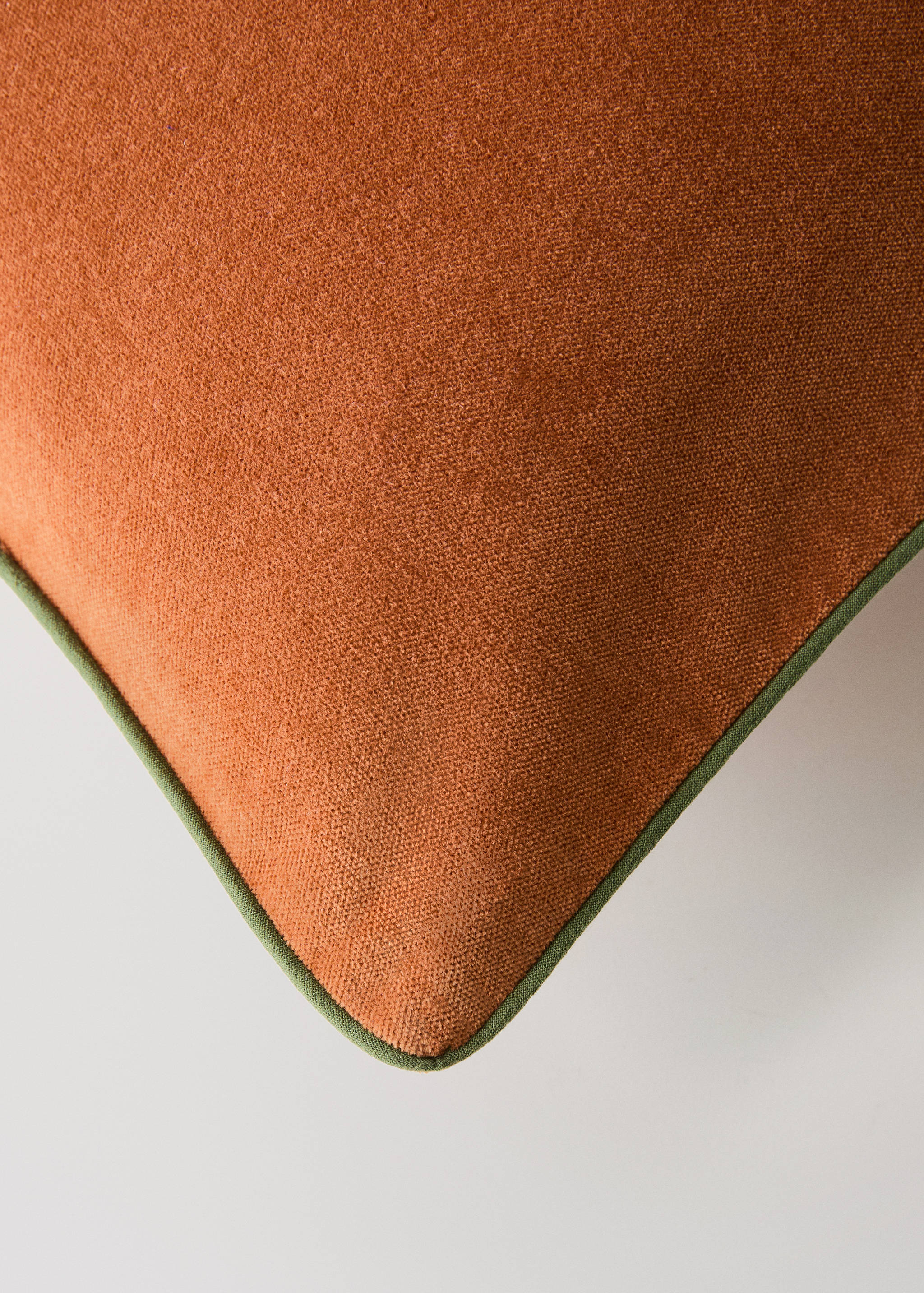 Velvet cushion cover with contrasting piping 30x50 cm - Details of the article 2