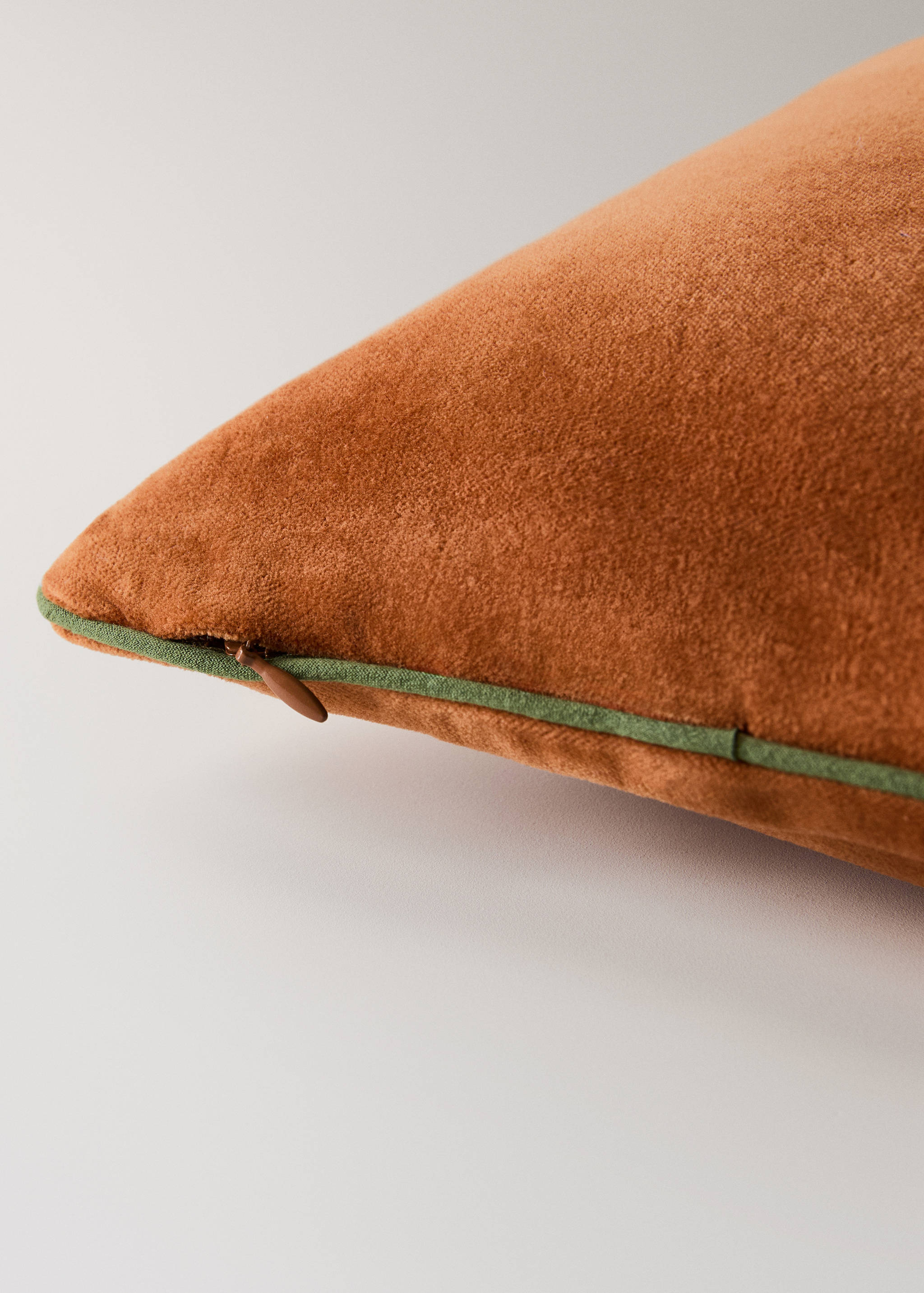Velvet cushion cover with contrasting piping 30x50 cm - Details of the article 4