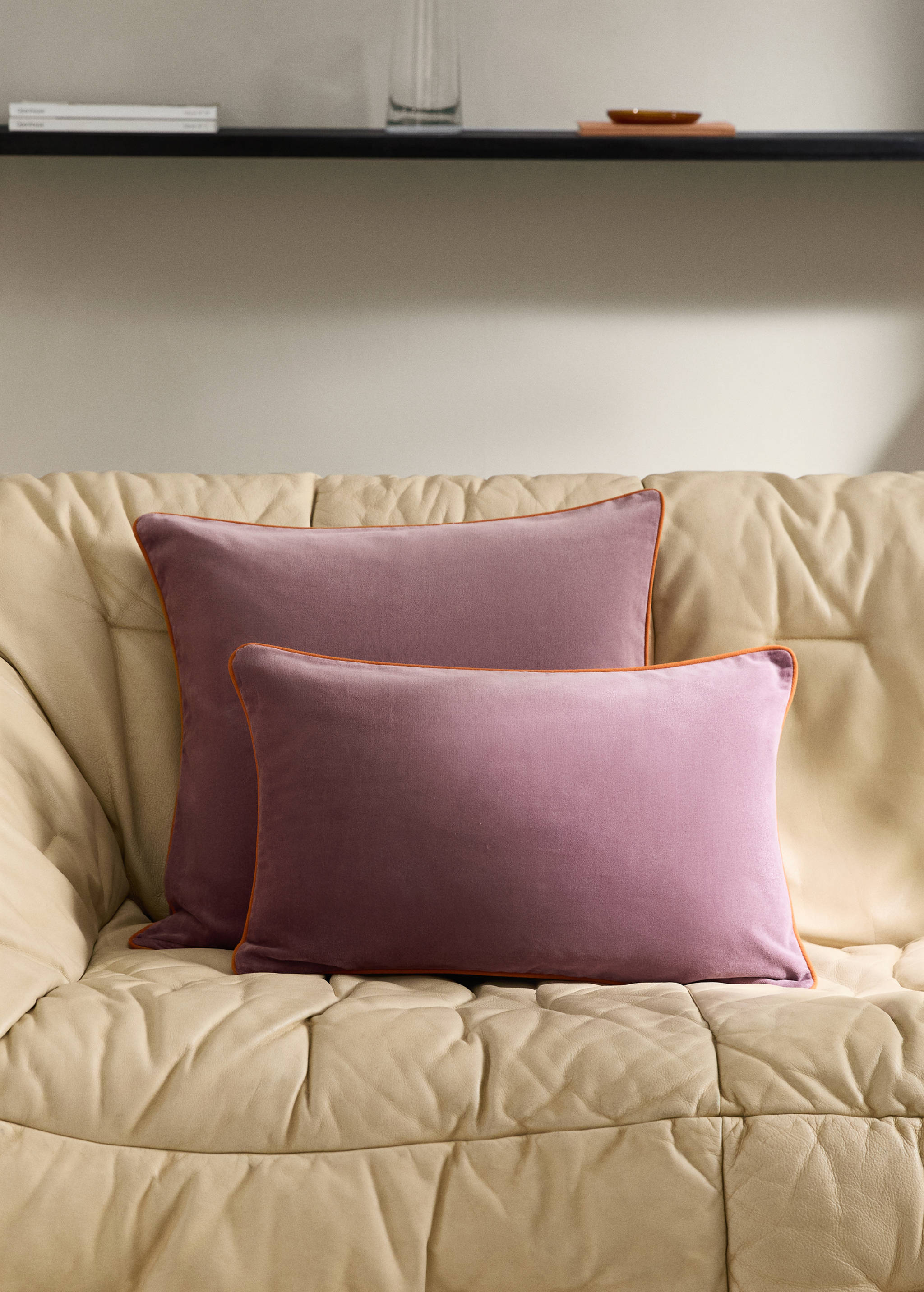 Capa de almofada decorativa de veludo com debrum em contraste 30x50 cm - Plano geral