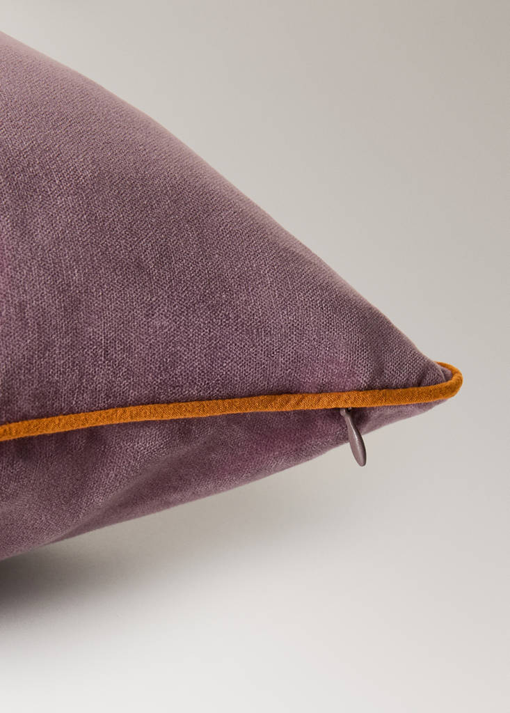 Velvet cushion cover with contrasting piping - Thumbnail 4