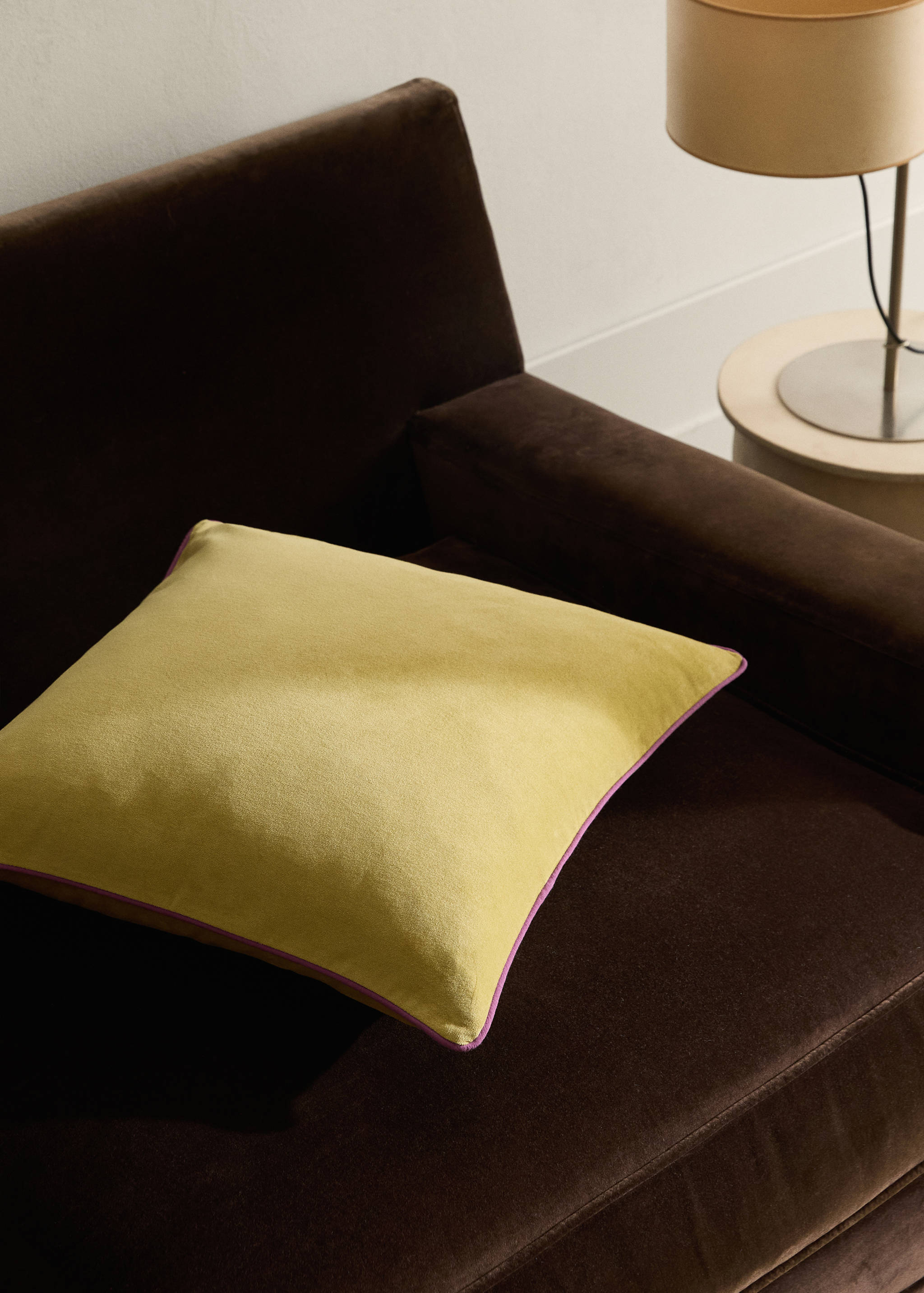 Kuddfodral i sammet med kontrastbård 60x60 cm - Allmän bild