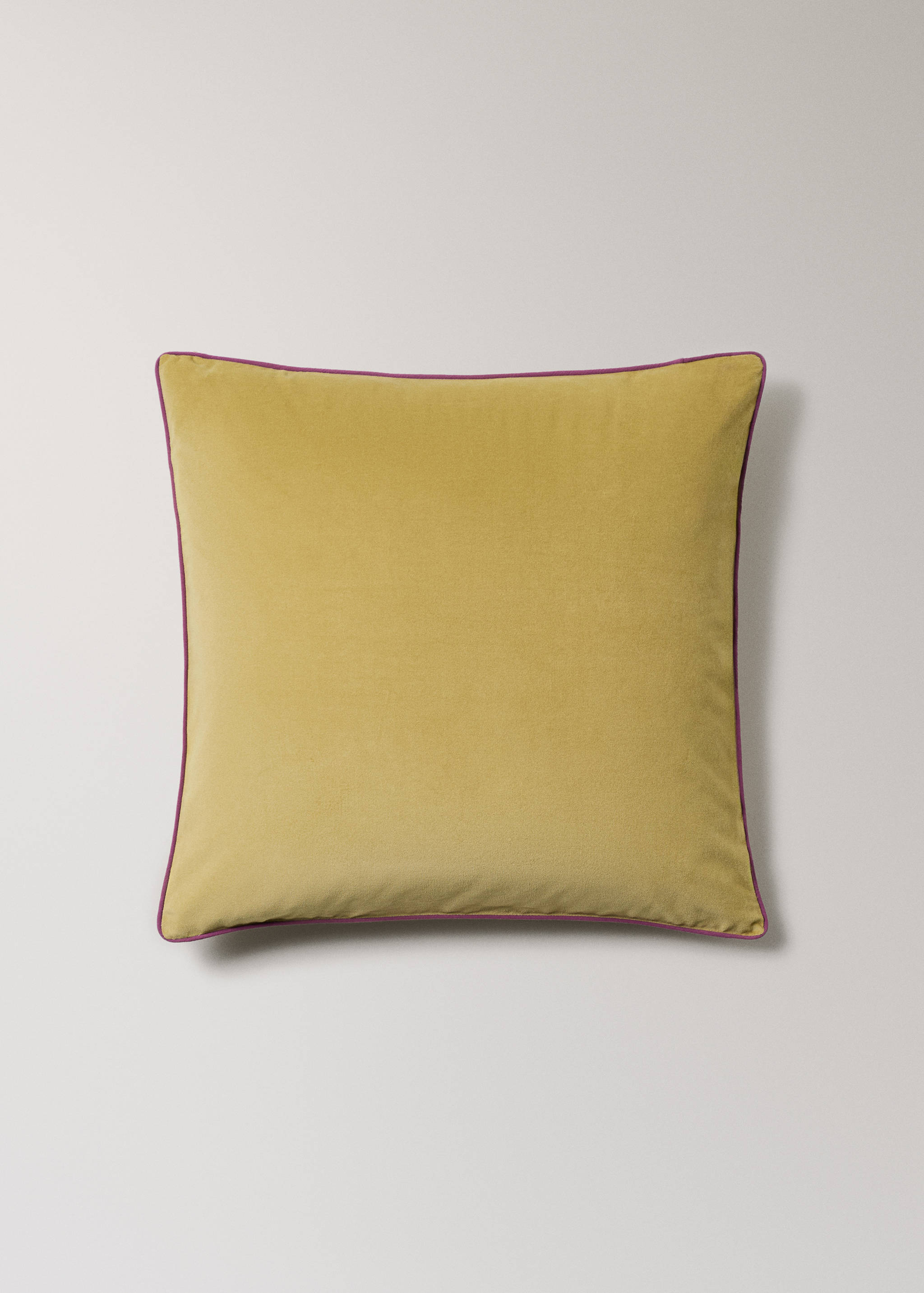 Kuddfodral i sammet med kontrastbård 60x60 cm - Artikel utan modell