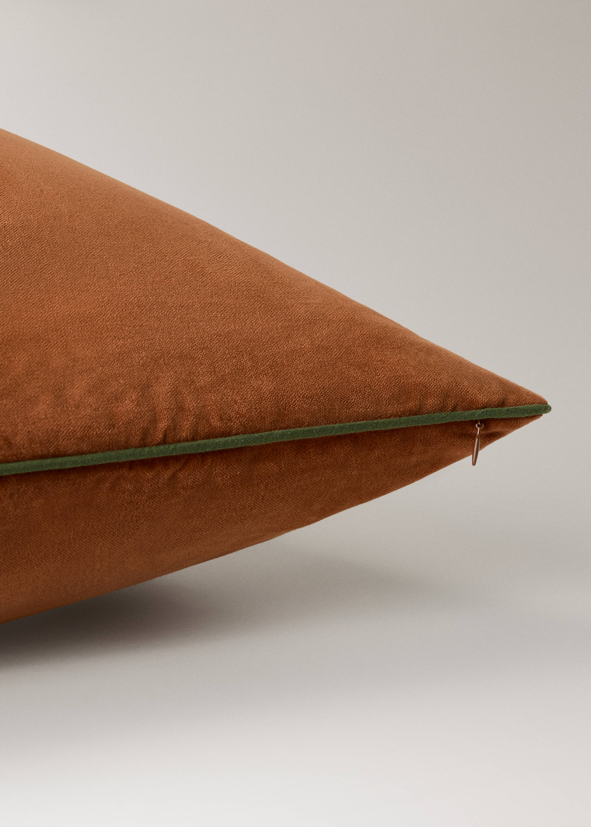 Kuddfodral i sammet med kontrastbård 60x60 cm - Detaljer om artikeln 1