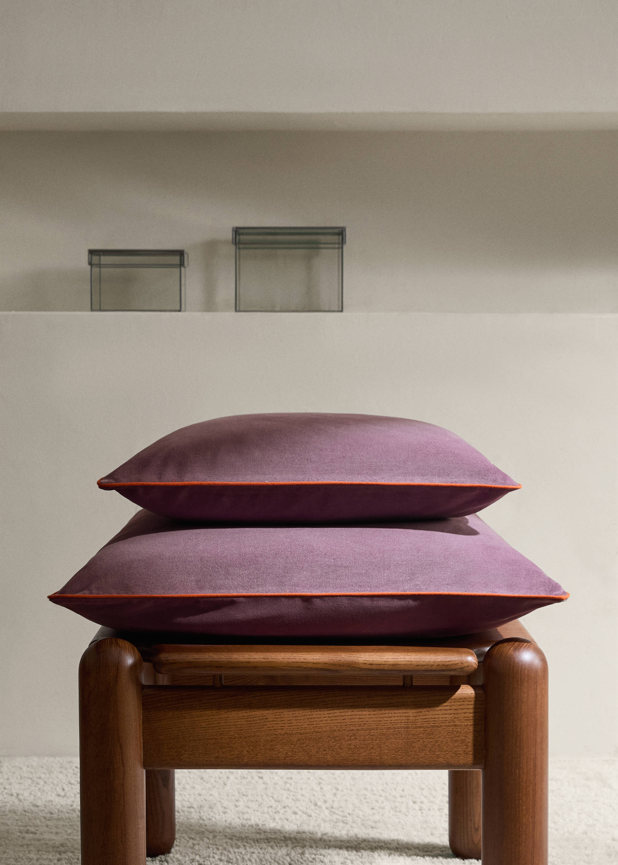 Kuddfodral i sammet med kontrastbård 60x60 cm - Allmän bild