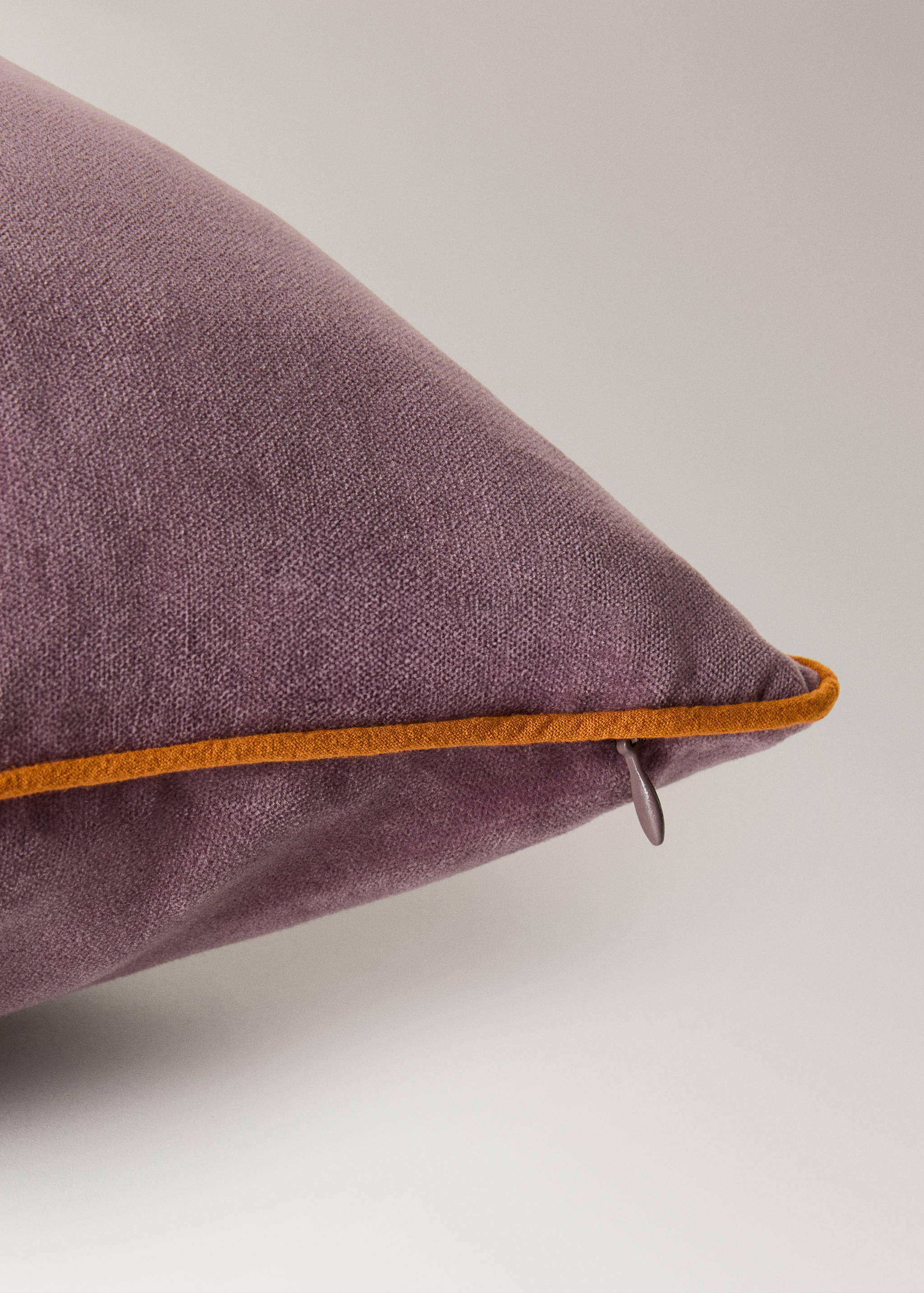 Kuddfodral i sammet med kontrastbård 60x60 cm - Detaljer om artikeln 1