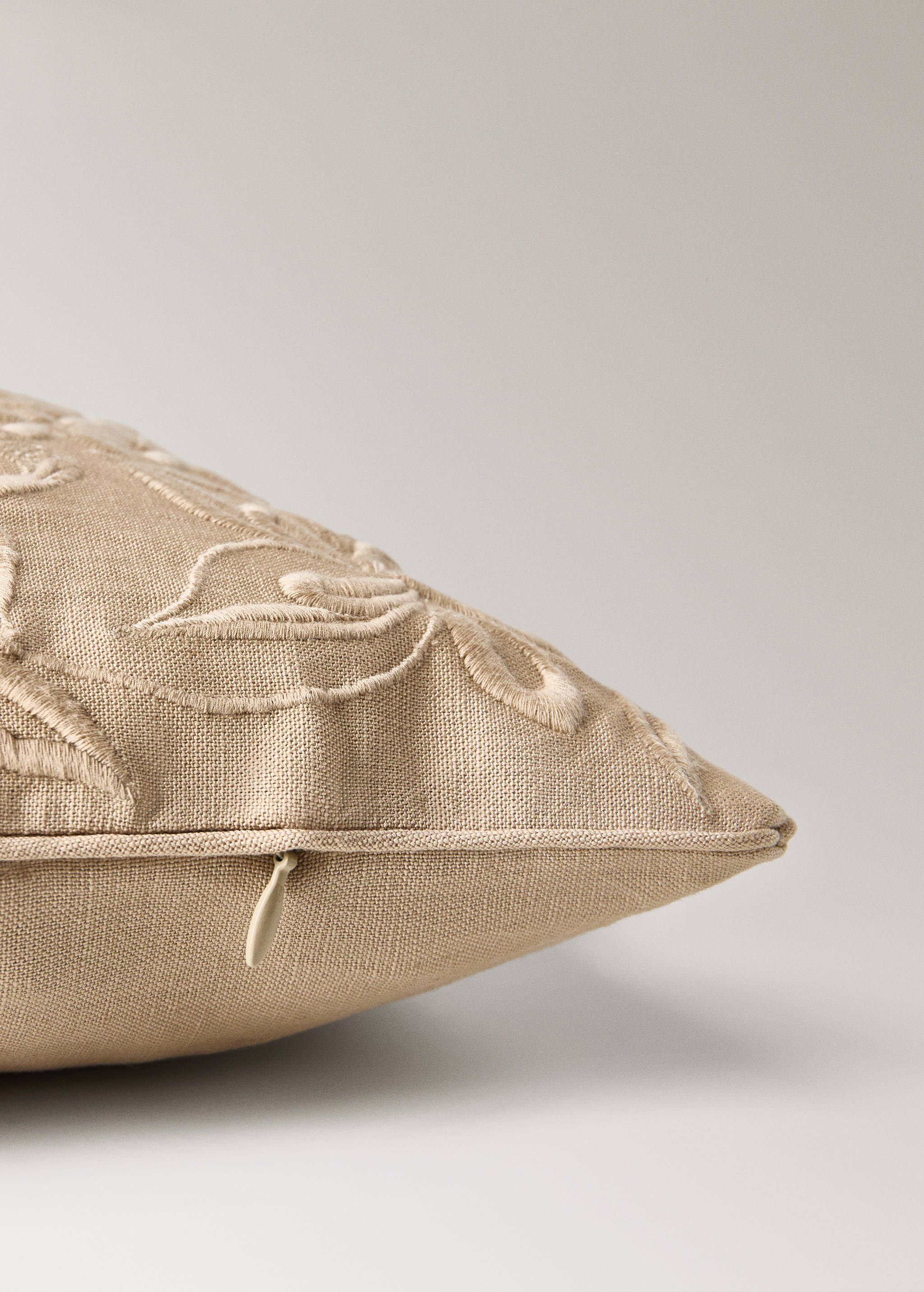 Cotton linen embroidered cushion cover 30x50 cm - Details of the article 2