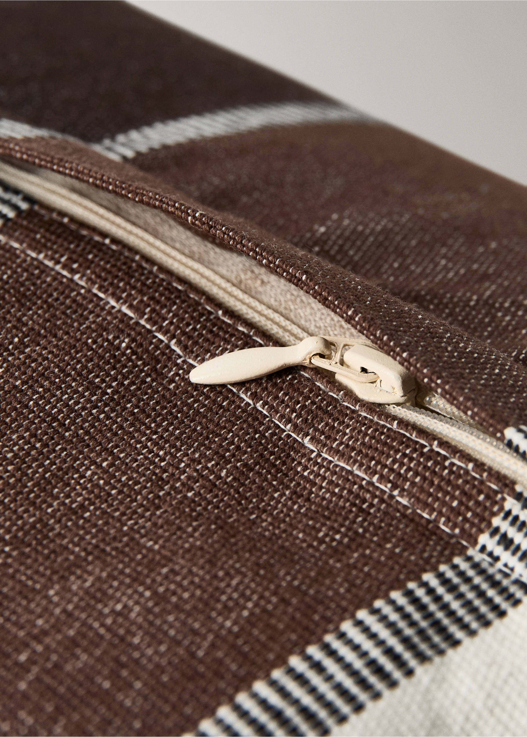 40x60 cm-es csíkos pamut díszpárnahuzat - A termék adatai 2, Kávé. Ref: 17003343-00.