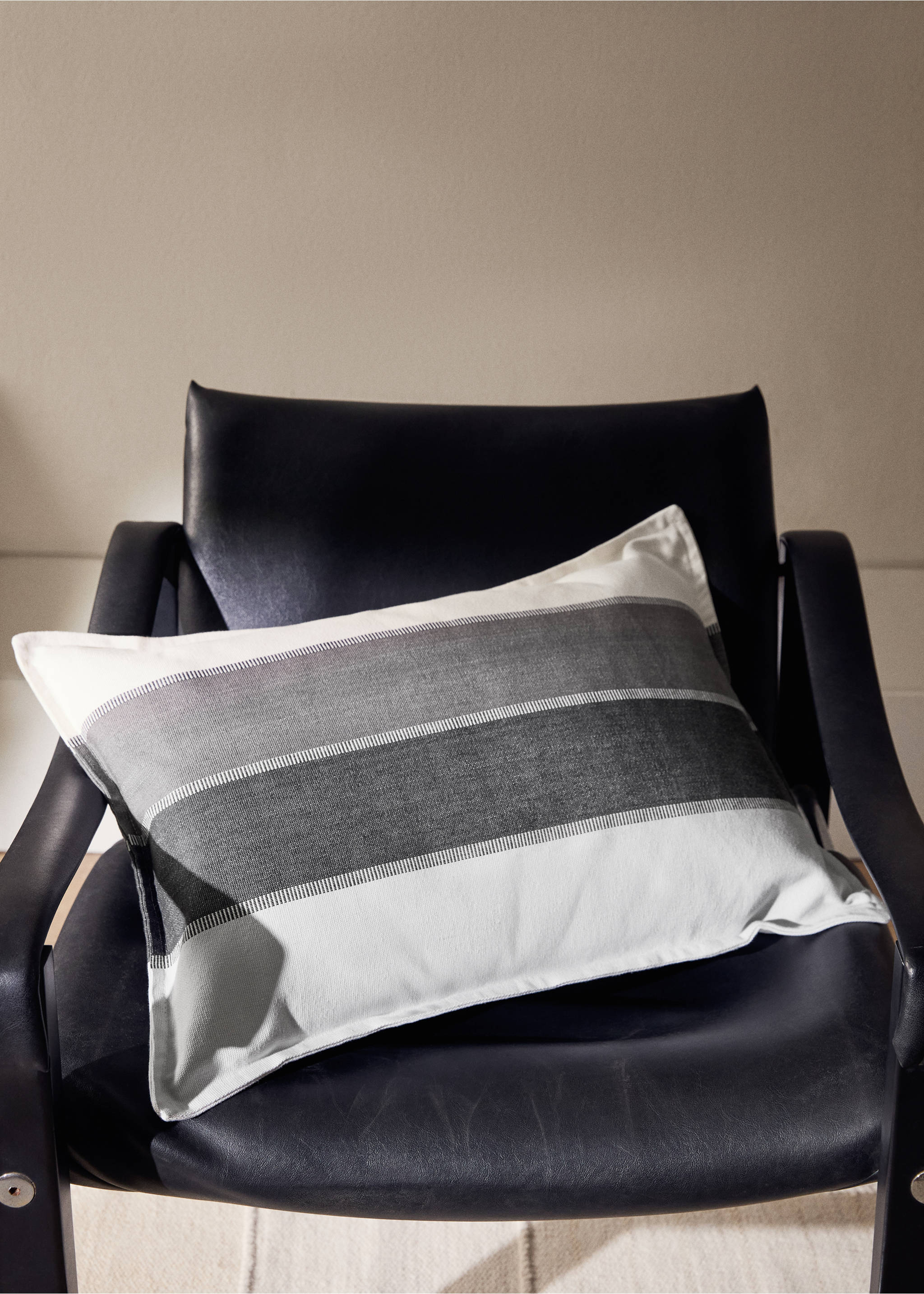 40x60 cm-es csíkos pamut díszpárnahuzat - Általános sík, Sötétszürke. Ref: 17003343-00.