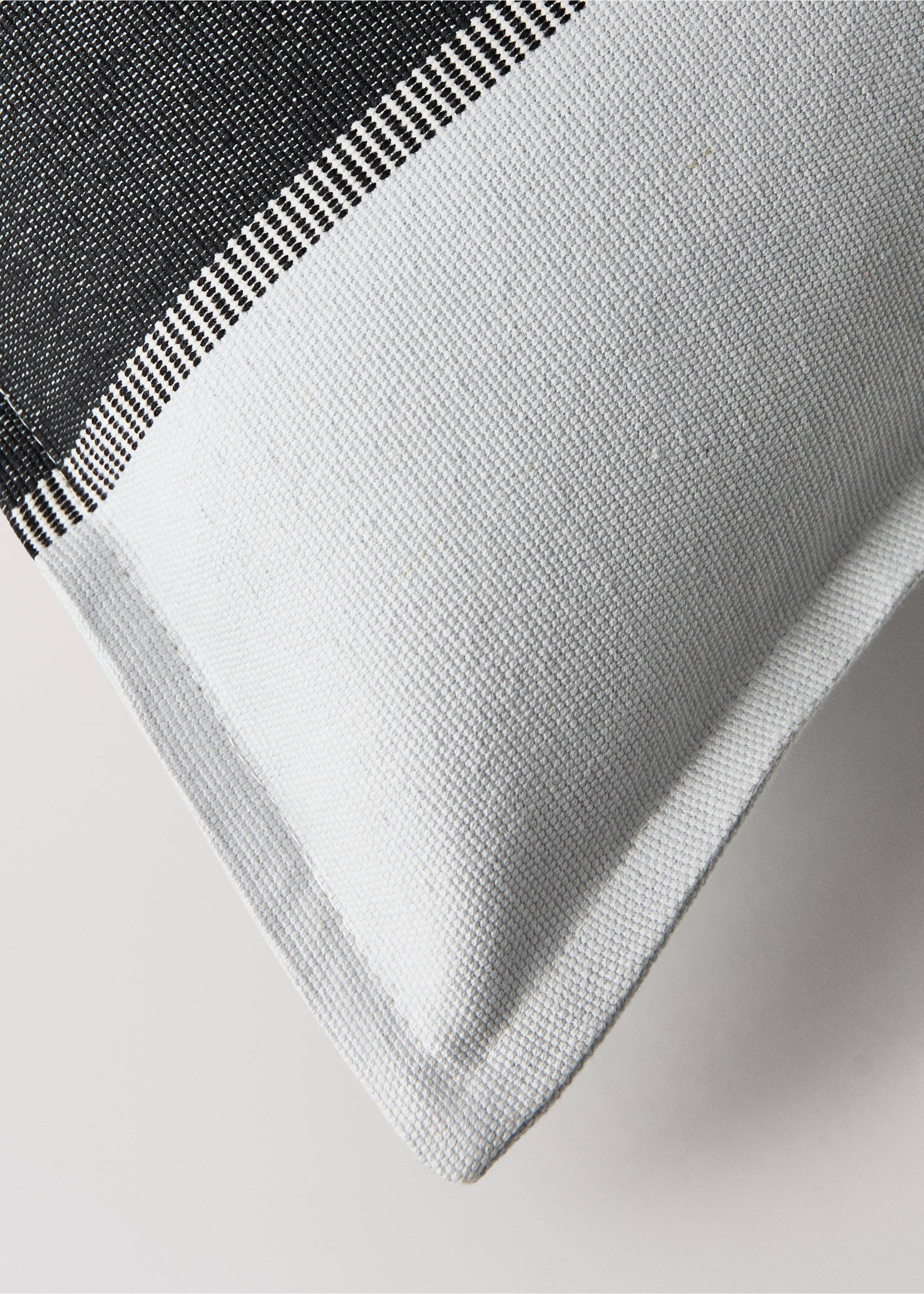 40x60 cm-es csíkos pamut díszpárnahuzat - A termék adatai 3, Sötétszürke. Ref: 17003343-00.