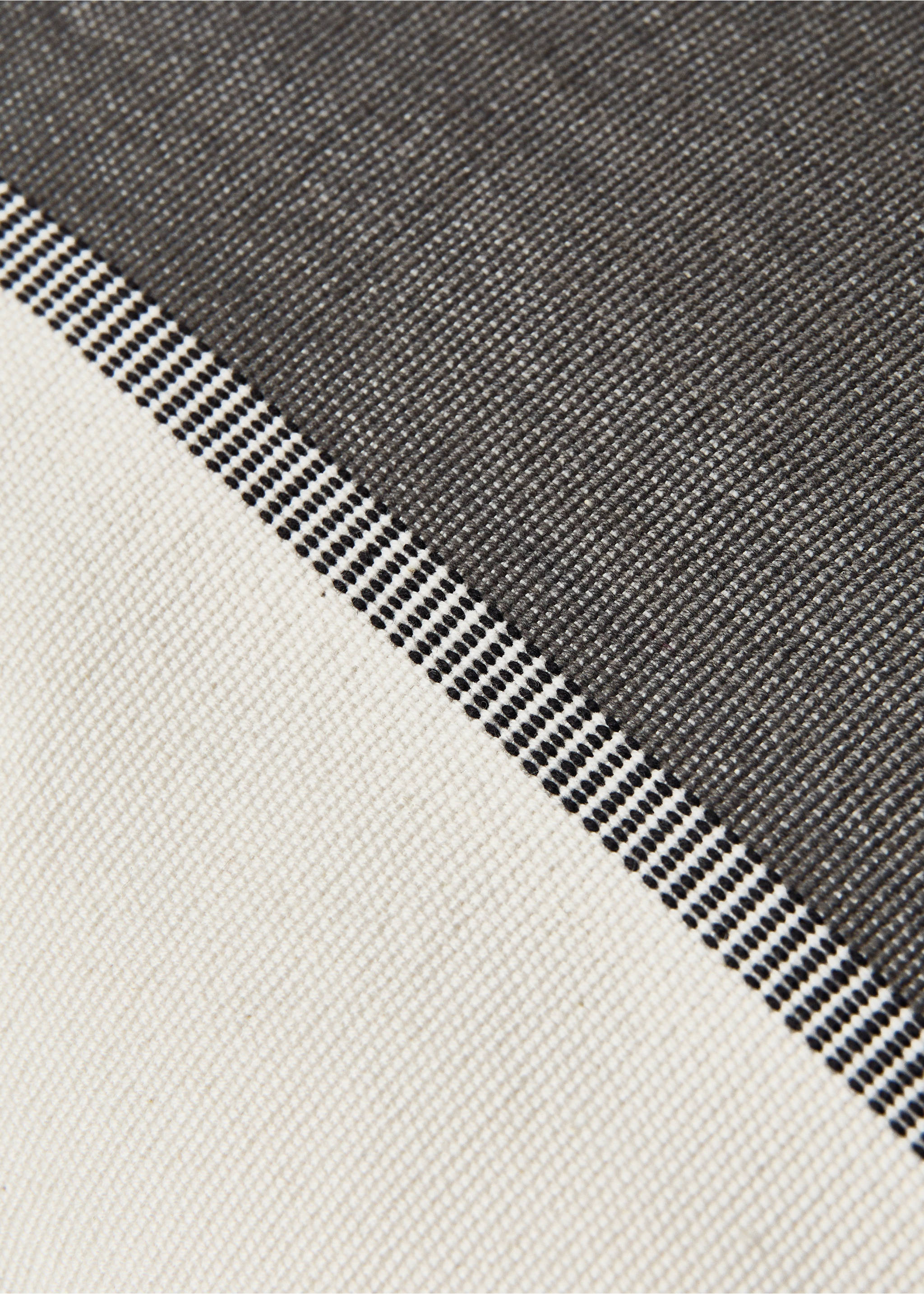 40x60 cm-es csíkos pamut díszpárnahuzat - A termék adatai 4, Sötétszürke. Ref: 17003343-00.