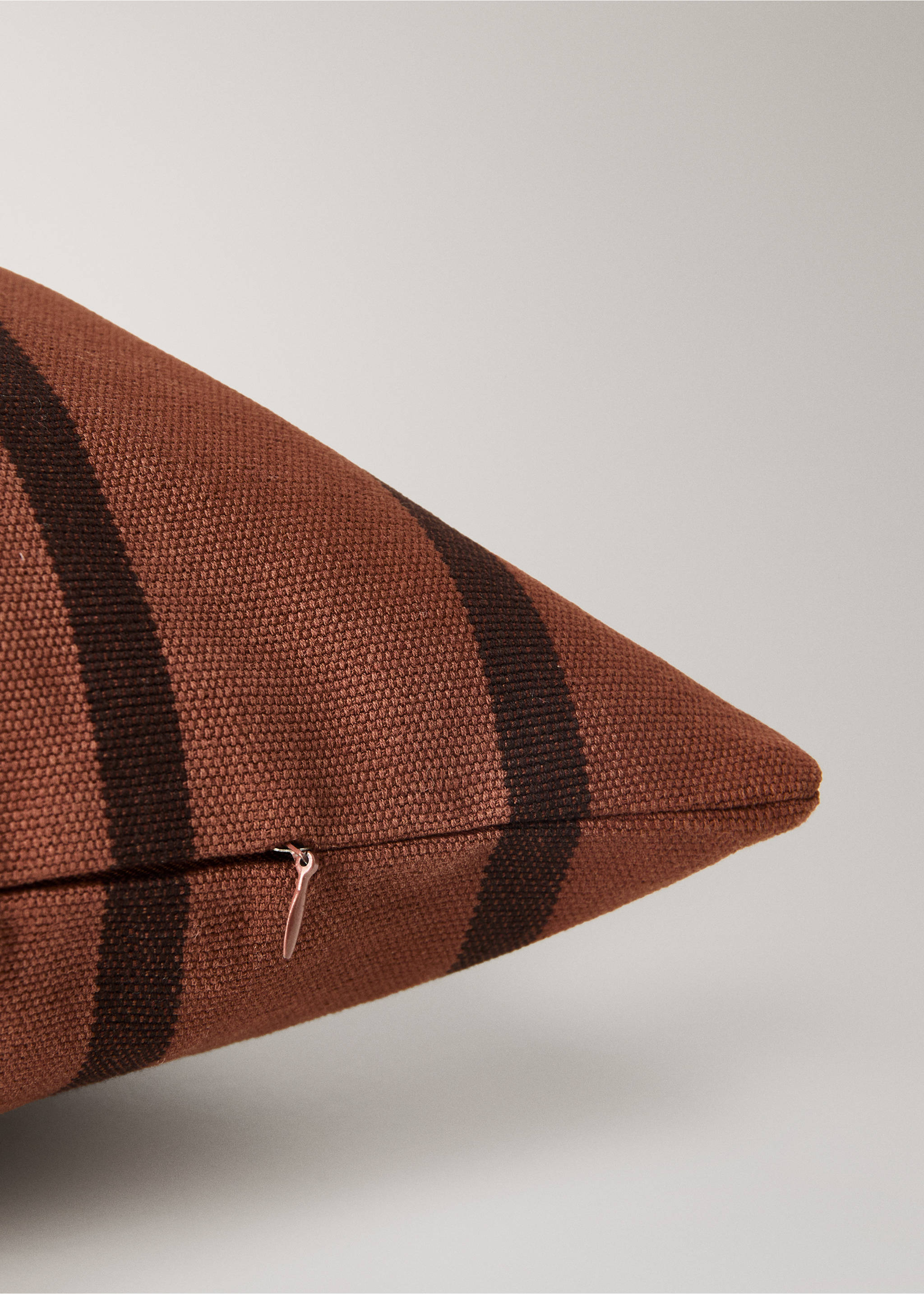 Cotton two-tone striped cushion cover 40x60 cm - Details of the article 2, Brown. Ref: 17003344-00.