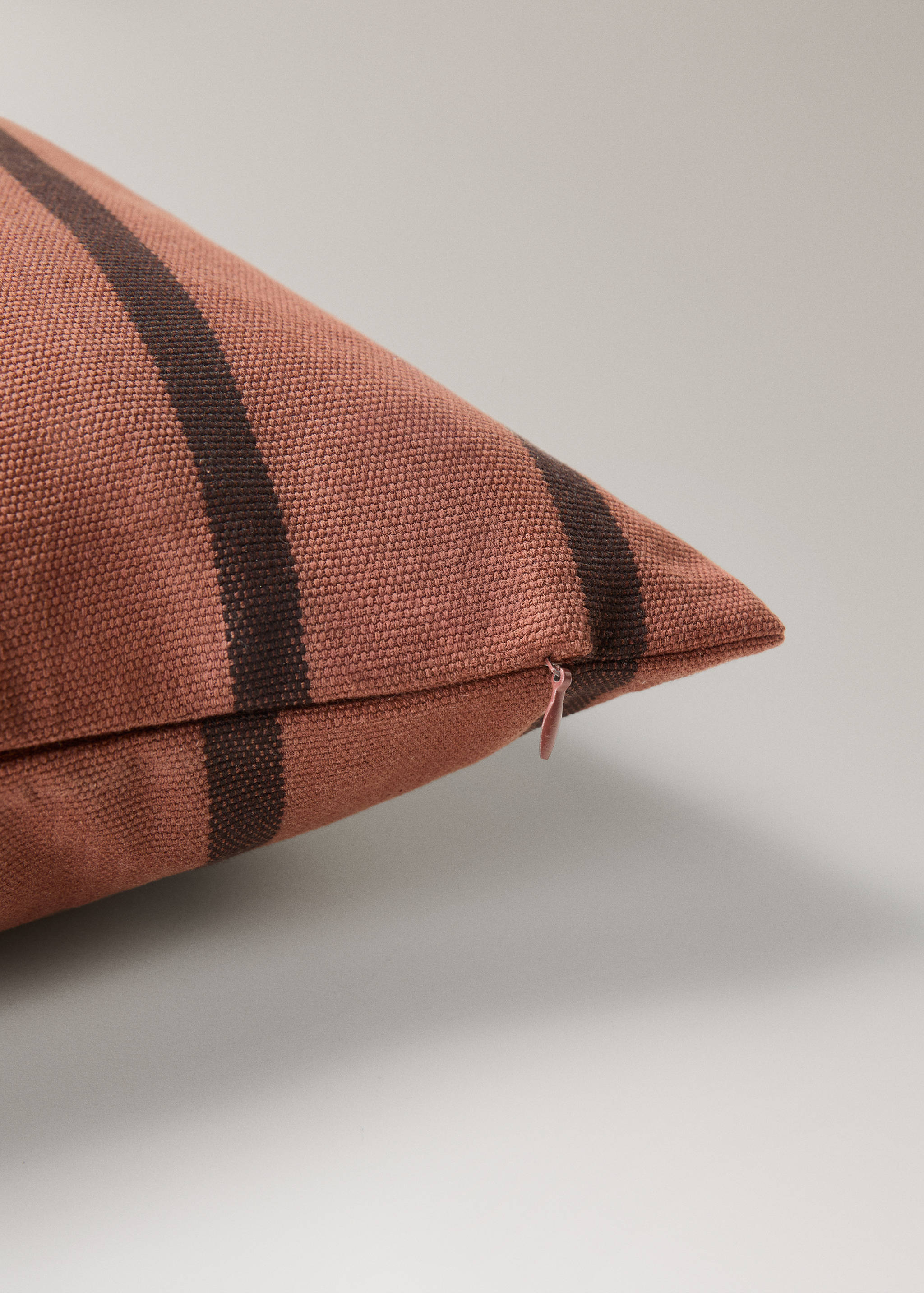 Наволочка для подушки з бавовни з двокольоровою смужкою 40x40 см - Детальніше про товар 1