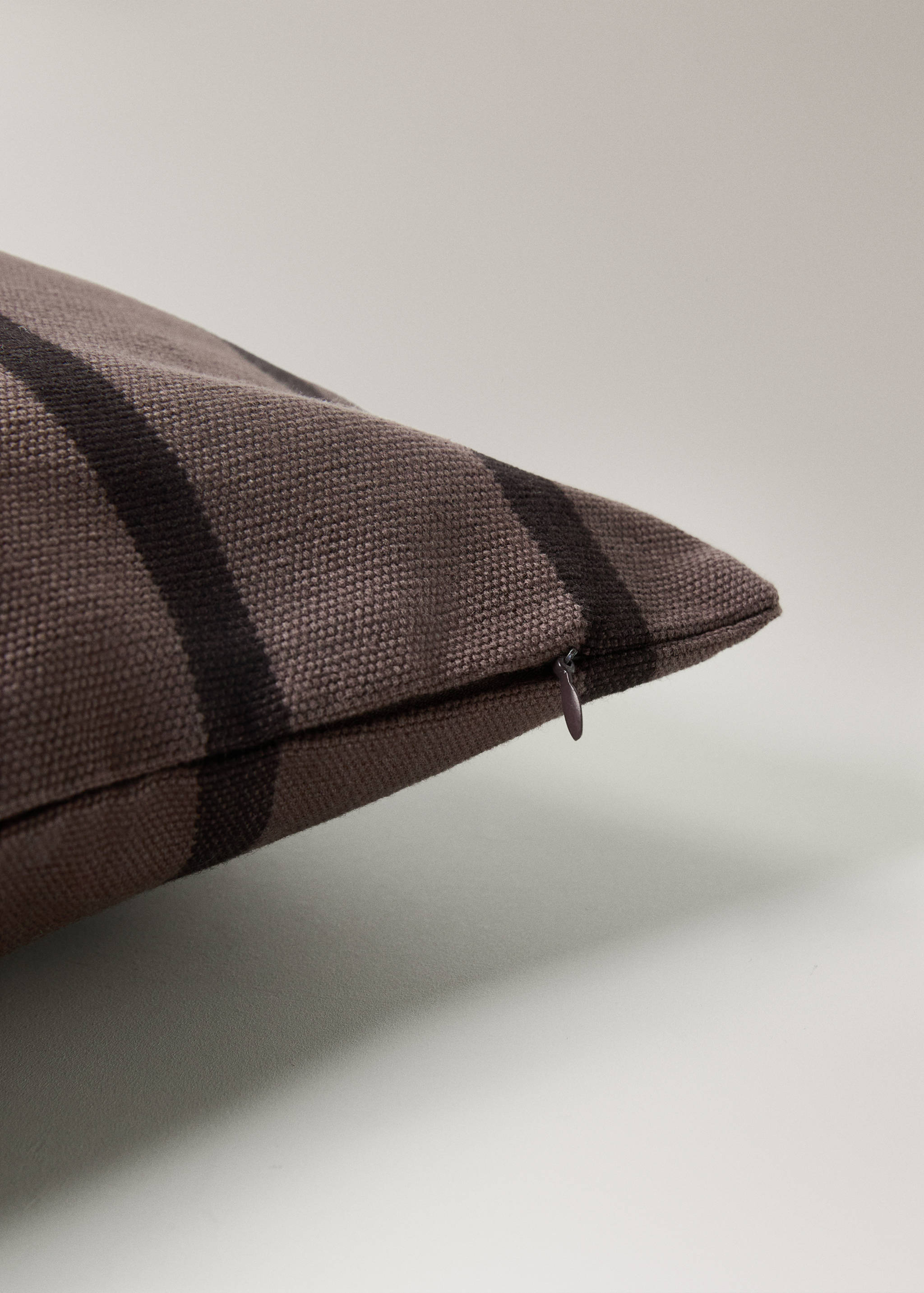 Наволочка для подушки з бавовни з двокольоровою смужкою 40x40 см - Детальніше про товар 1