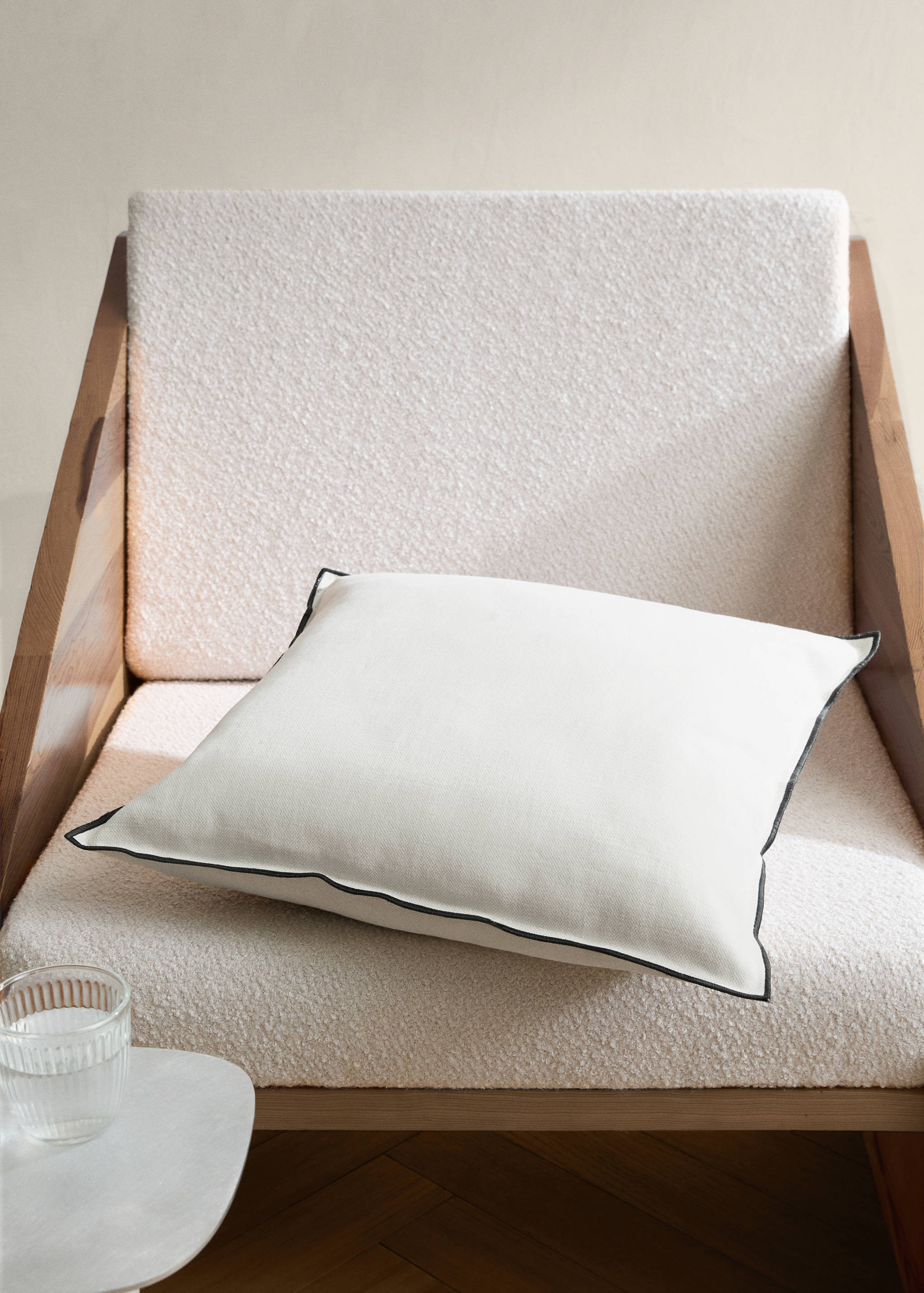 Cotton linen cushion cover with overlock tab 50x50 cm - General plane