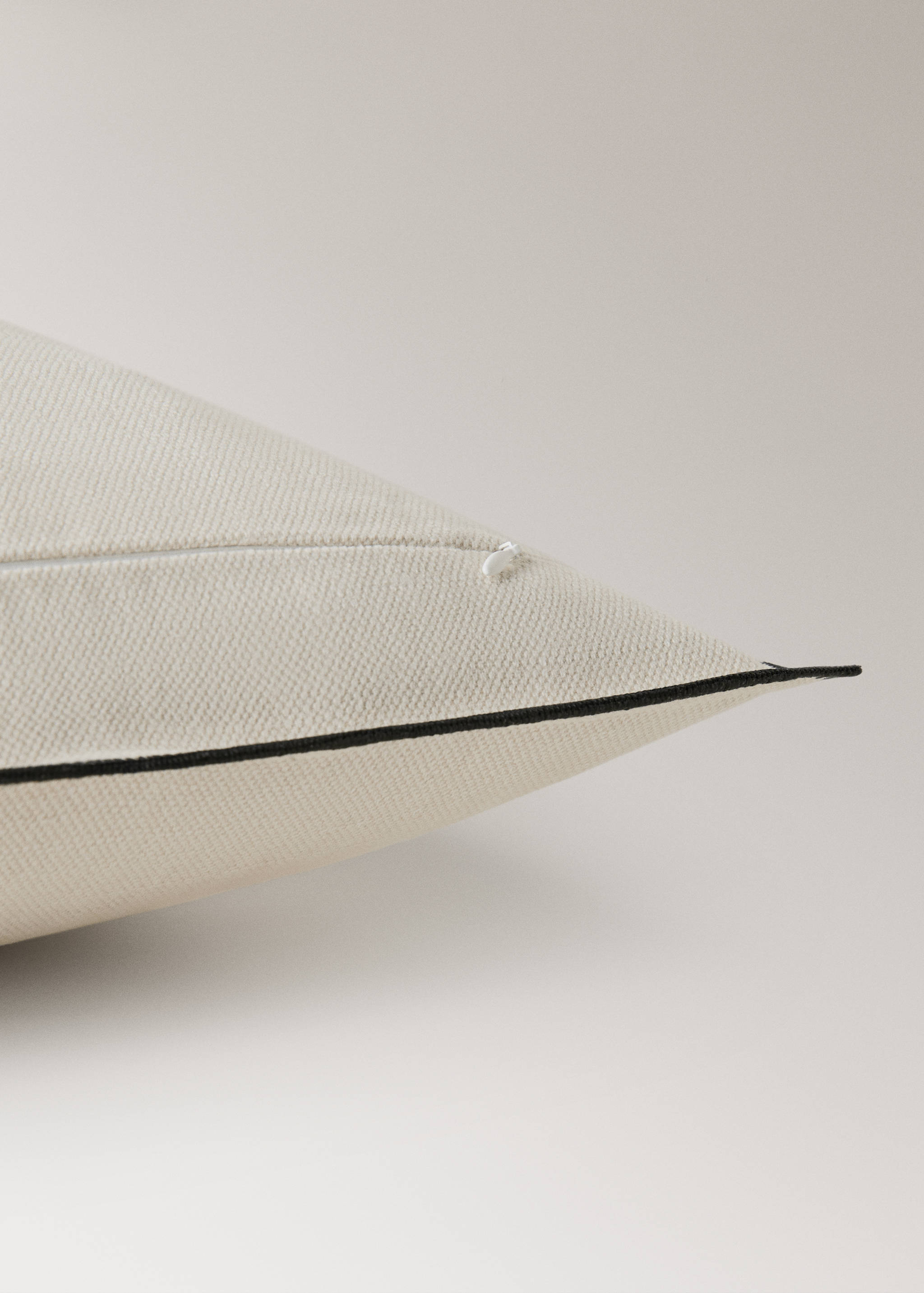 Cotton linen cushion cover with overlock tab 50x50 cm - Details of the article 2