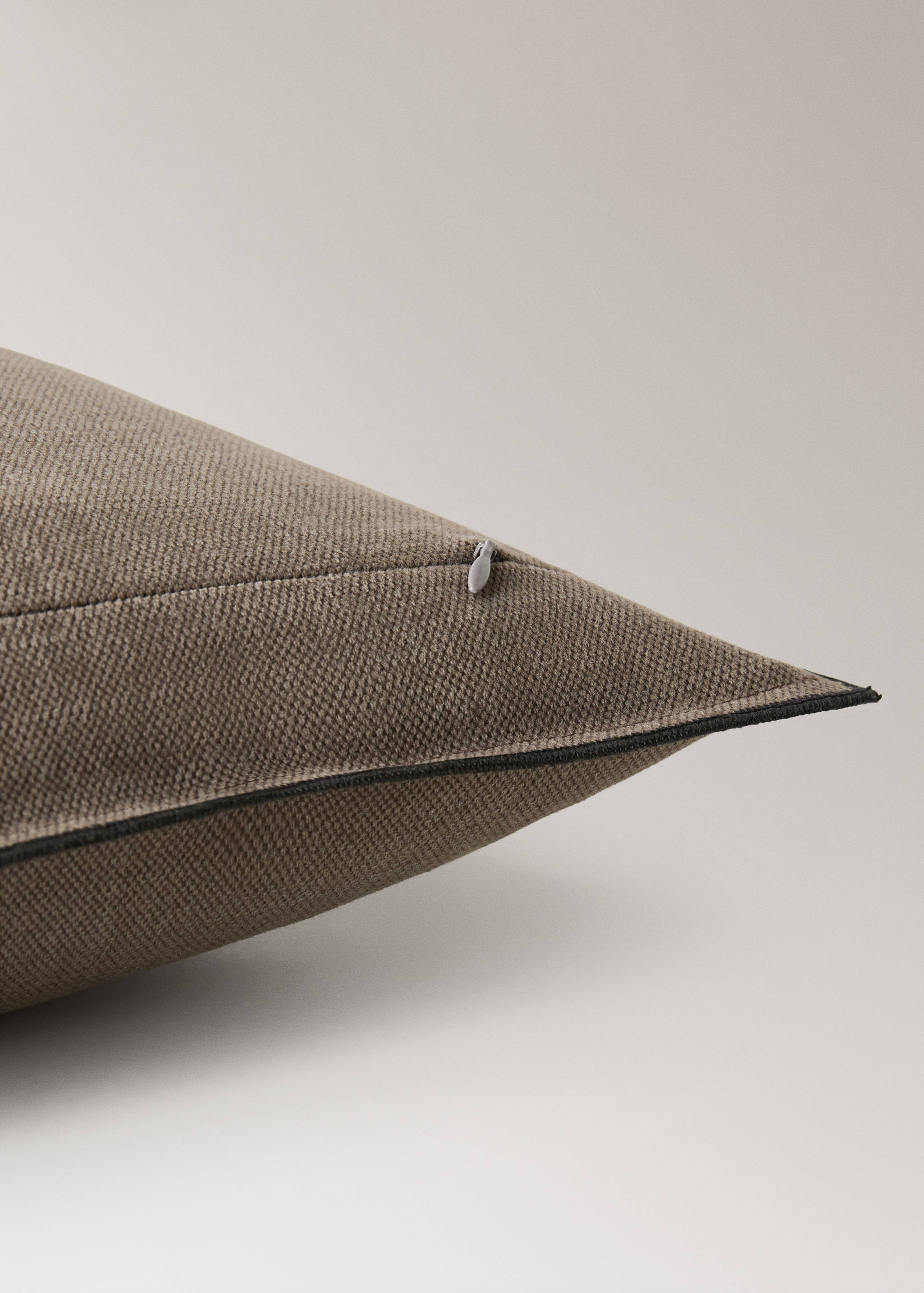 Cotton linen cushion cover with overlock tab 50x50 cm - Details of the article 2