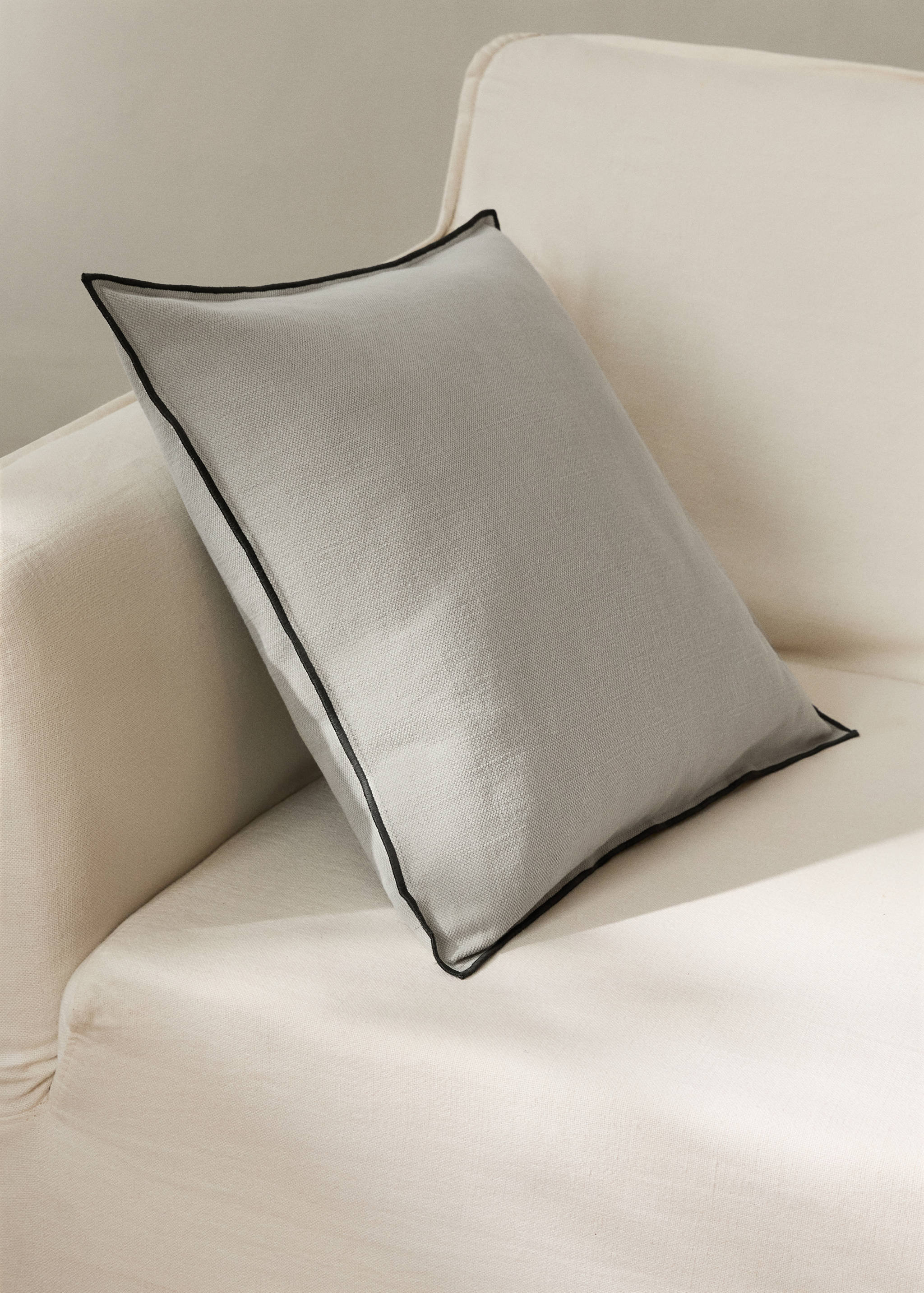Cotton linen cushion cover with overlock tab 50x50 cm - General plane