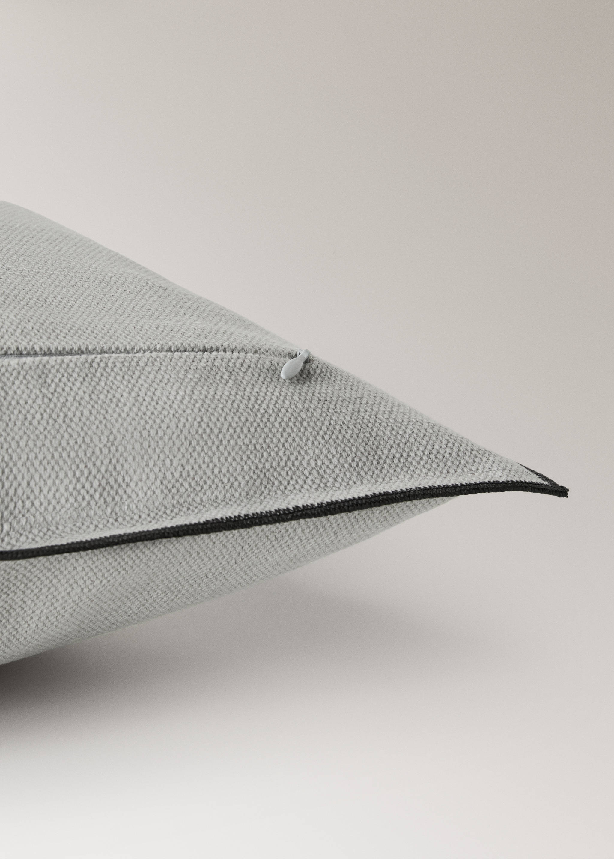 Cotton linen cushion cover with overlock tab 50x50 cm - Details of the article 2