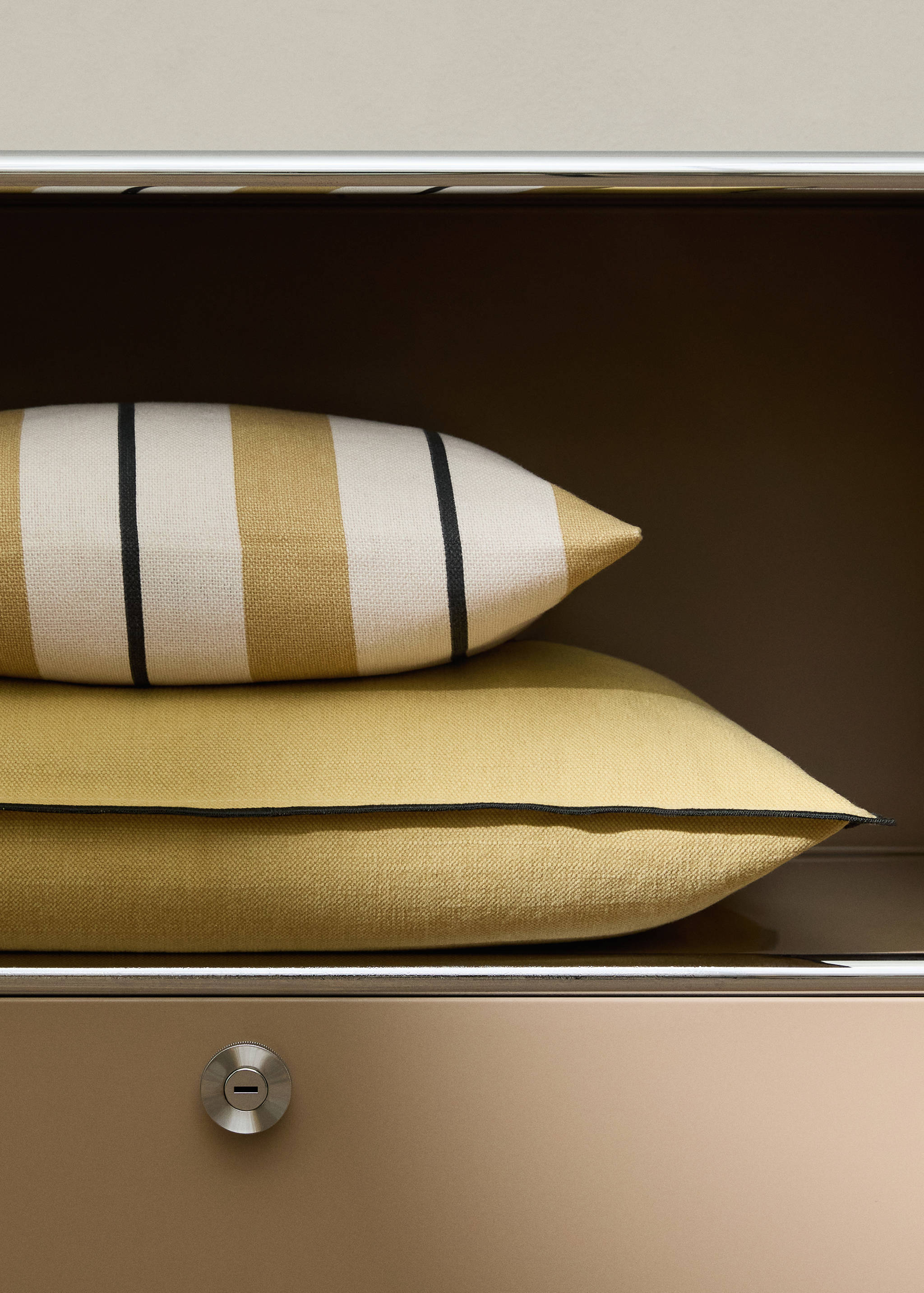 Linen cotton cushion cover with overlock tab 40x60 cm - General plane