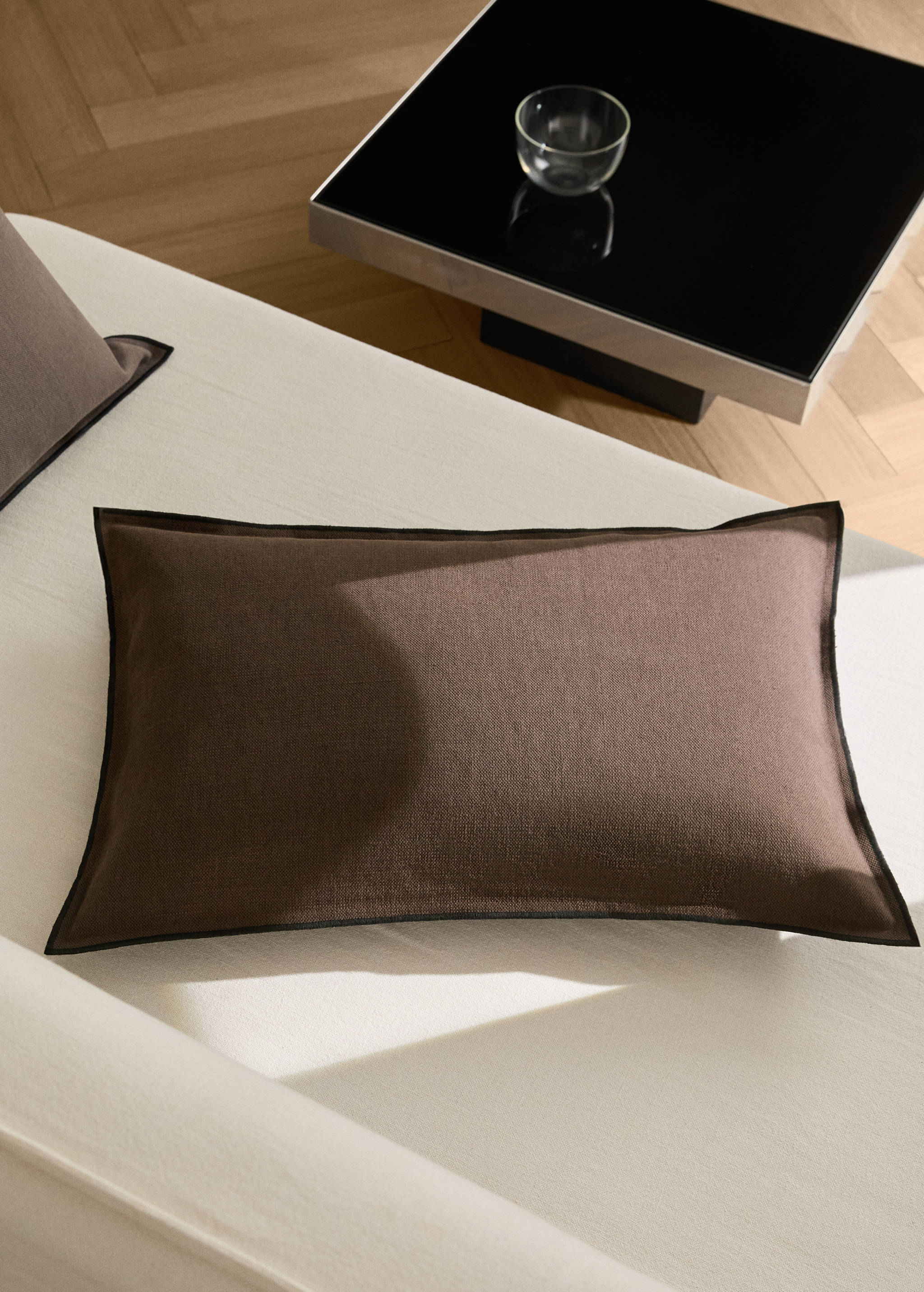 Linen cotton cushion cover with overlock tab 40x60 cm - General plane