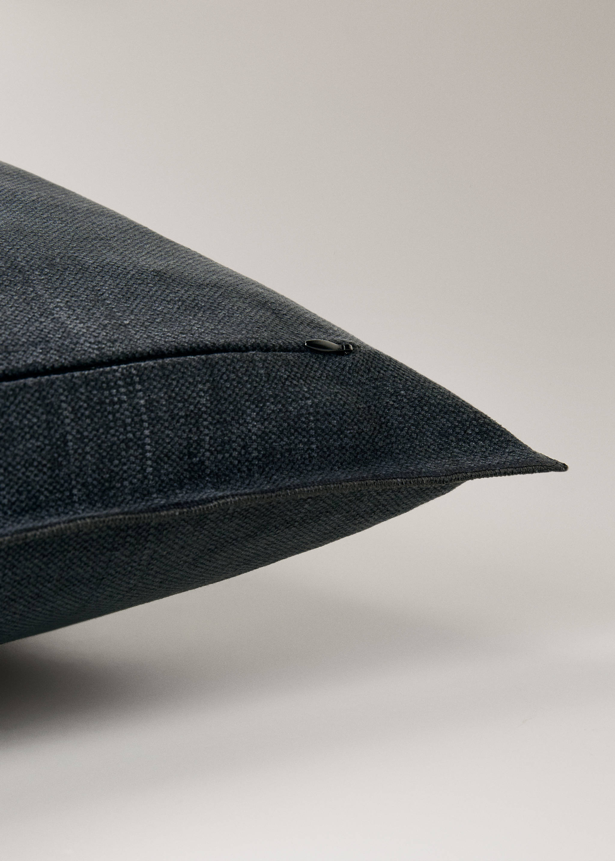 Linen cotton cushion cover with overlock tab 40x60 cm - Details of the article 2