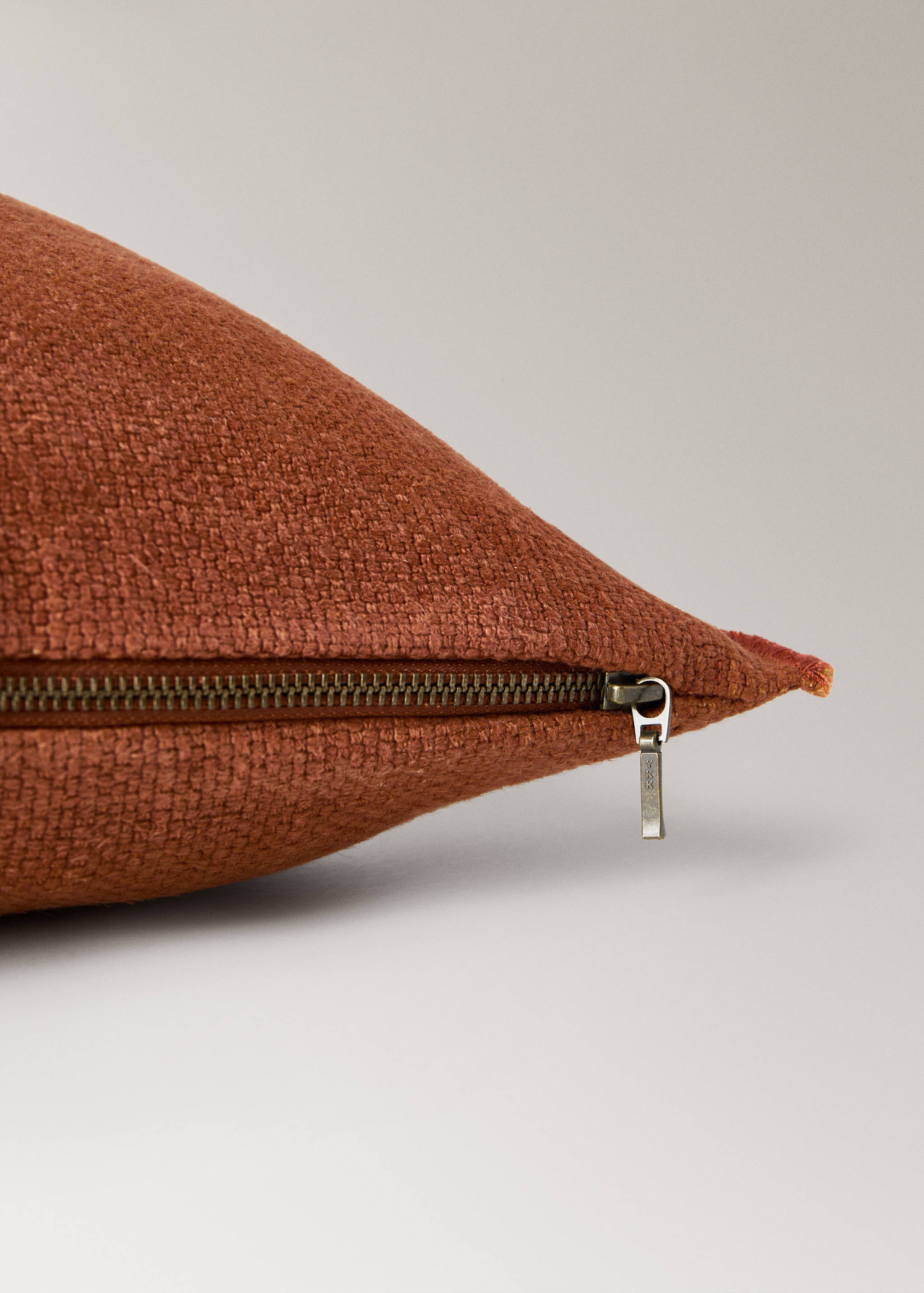 Linen cushion cover with overlock stitching 40x60 cm - Details of the article 1