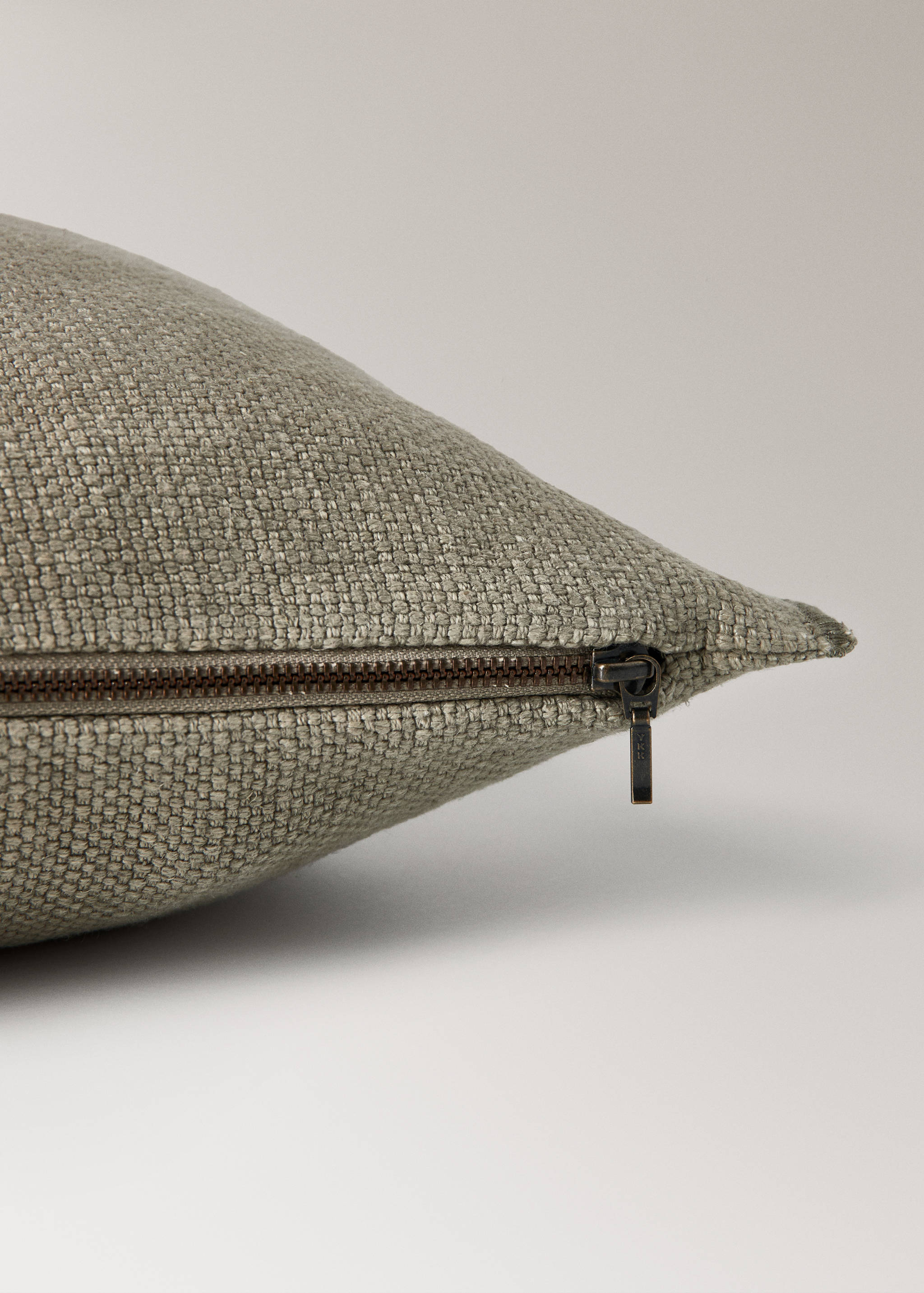 Linen cushion cover with overlock stitching 40x60 cm - Details of the article 1