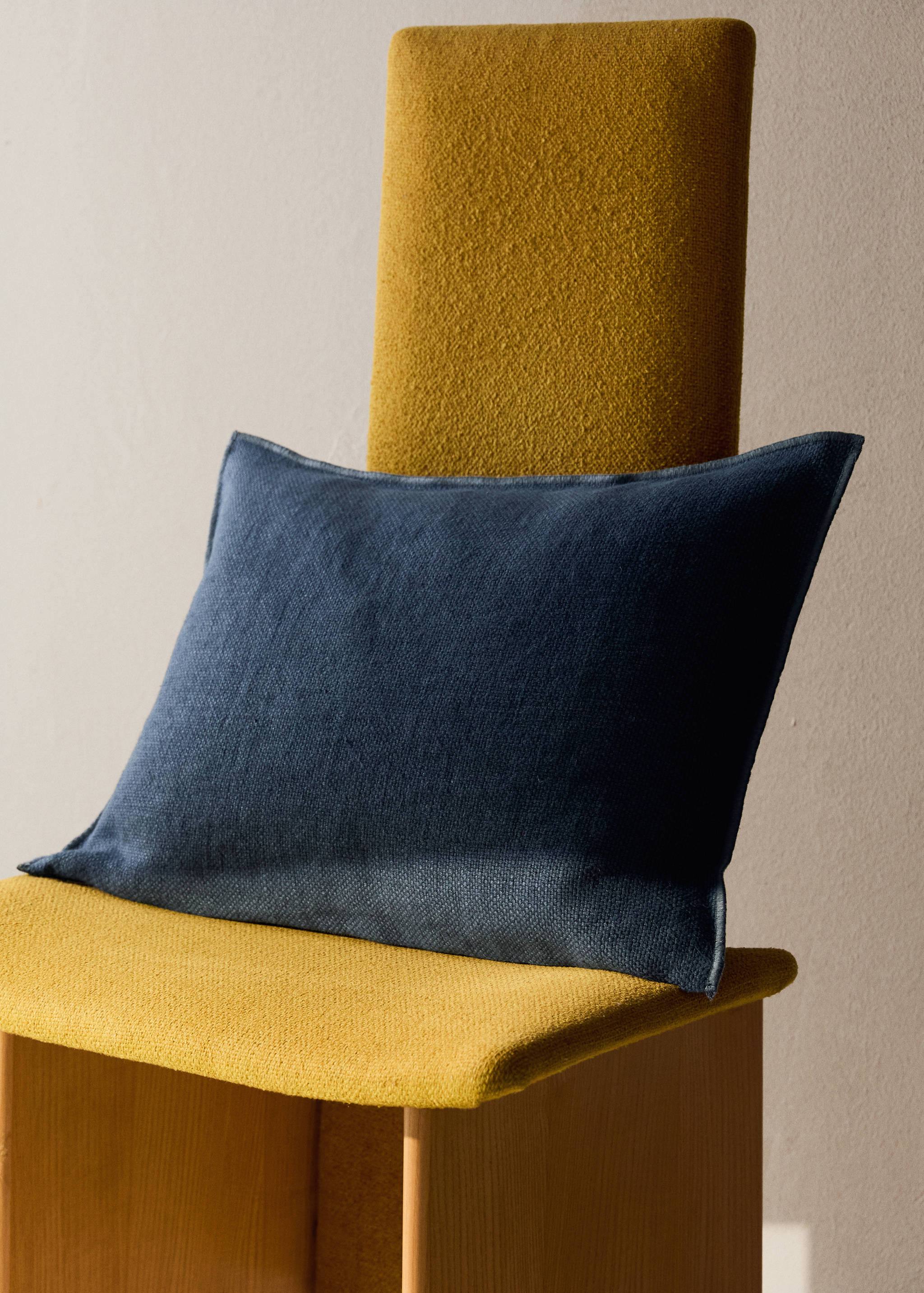 Linen cushion cover with overlock stitching 40x60 cm - General plane