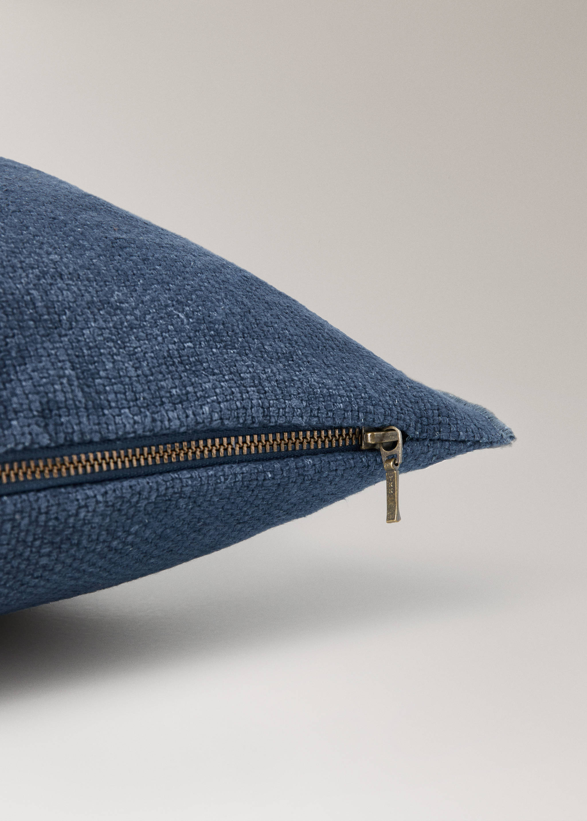 Linen cushion cover with overlock stitching 40x60 cm - Details of the article 1