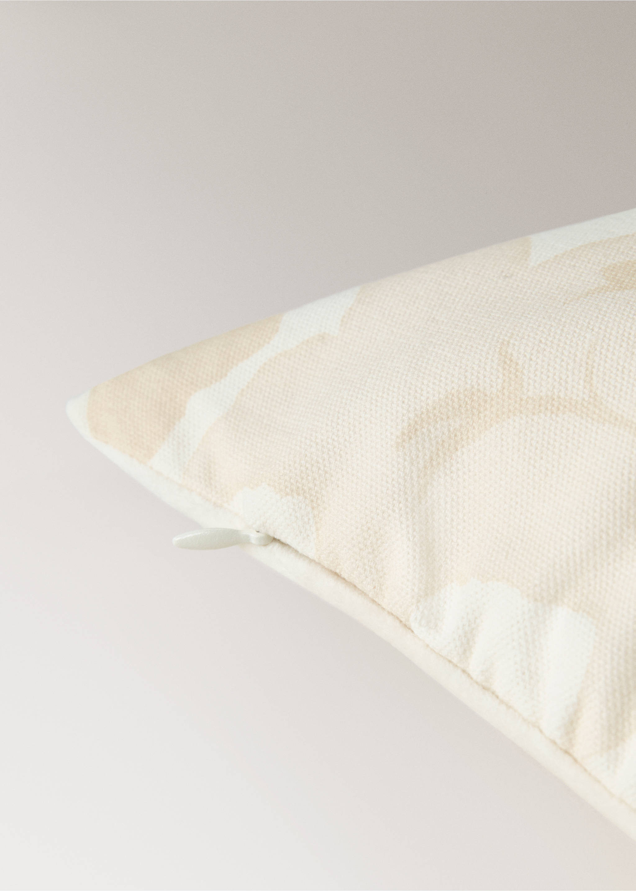 Virágmintás párnahuzat bársony szegéllyel, 50 x 50 cm - A termék adatai 1, Vanília. Ref: 17003353-00.