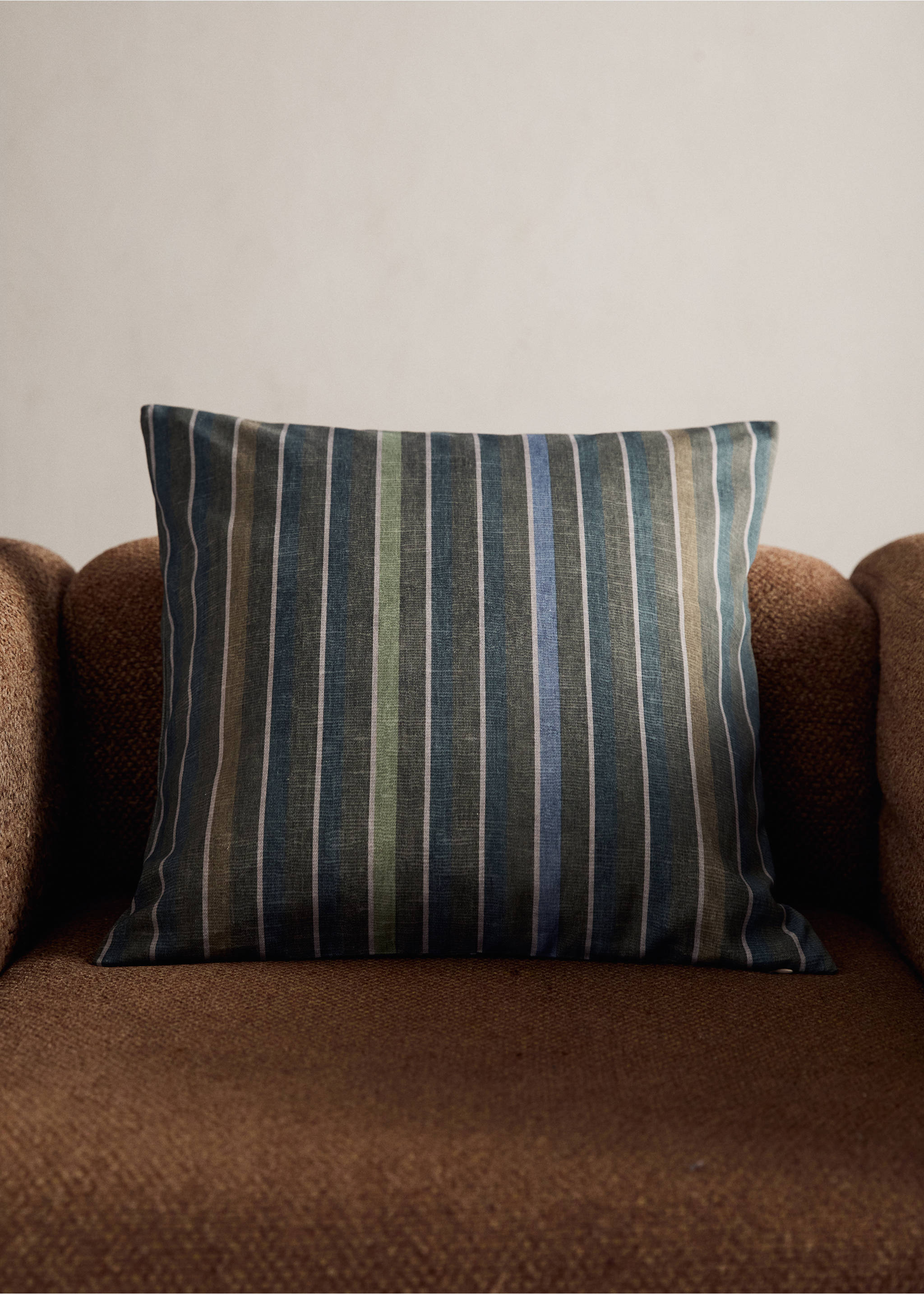 Pamuklu çizgili yastık kılıfı 45x45 cm - Genel plan, Mürekkep Mavisi. Ref: 17003354-00.
