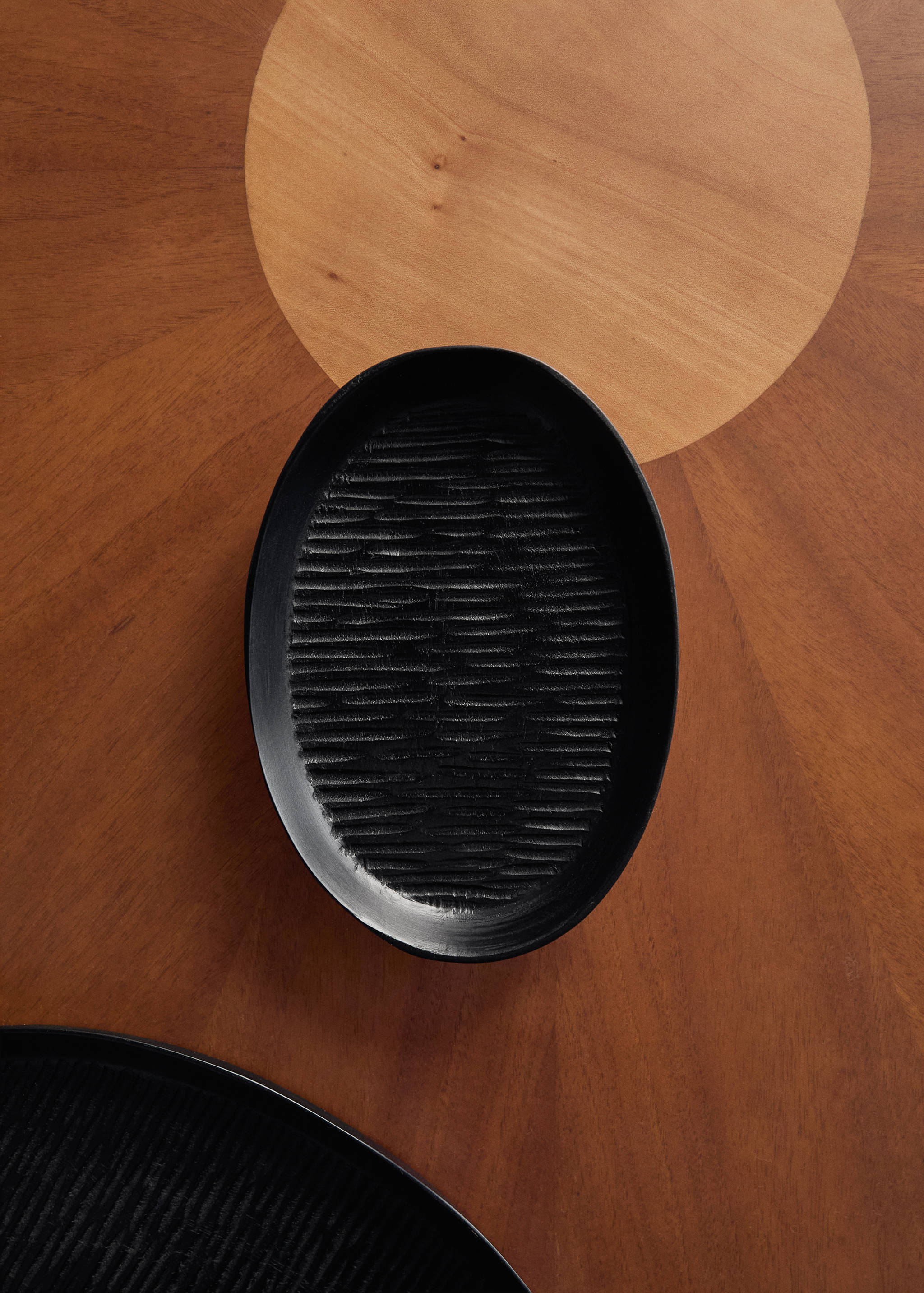 Ξύλινος δίσκος ανάγλυφος μικρός - Γενικό πλάνο