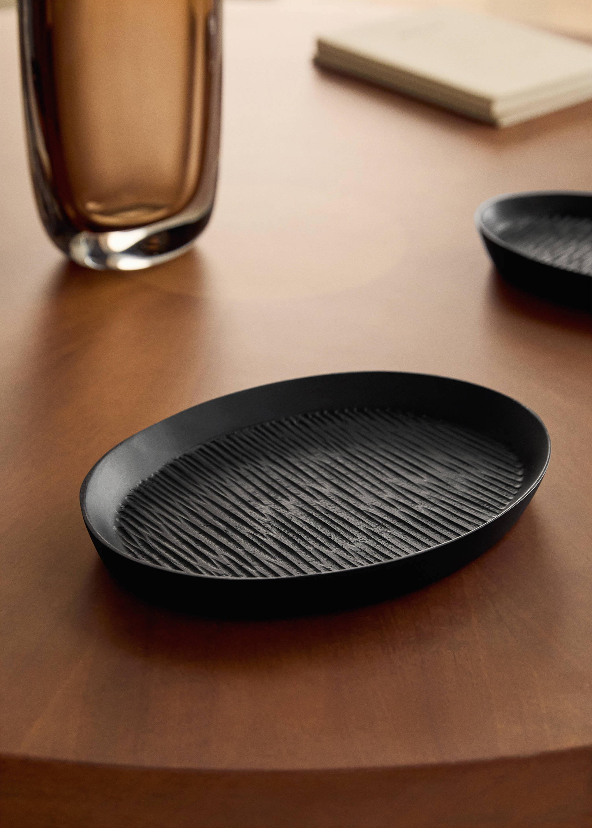 Medium textured wooden tray - General plane