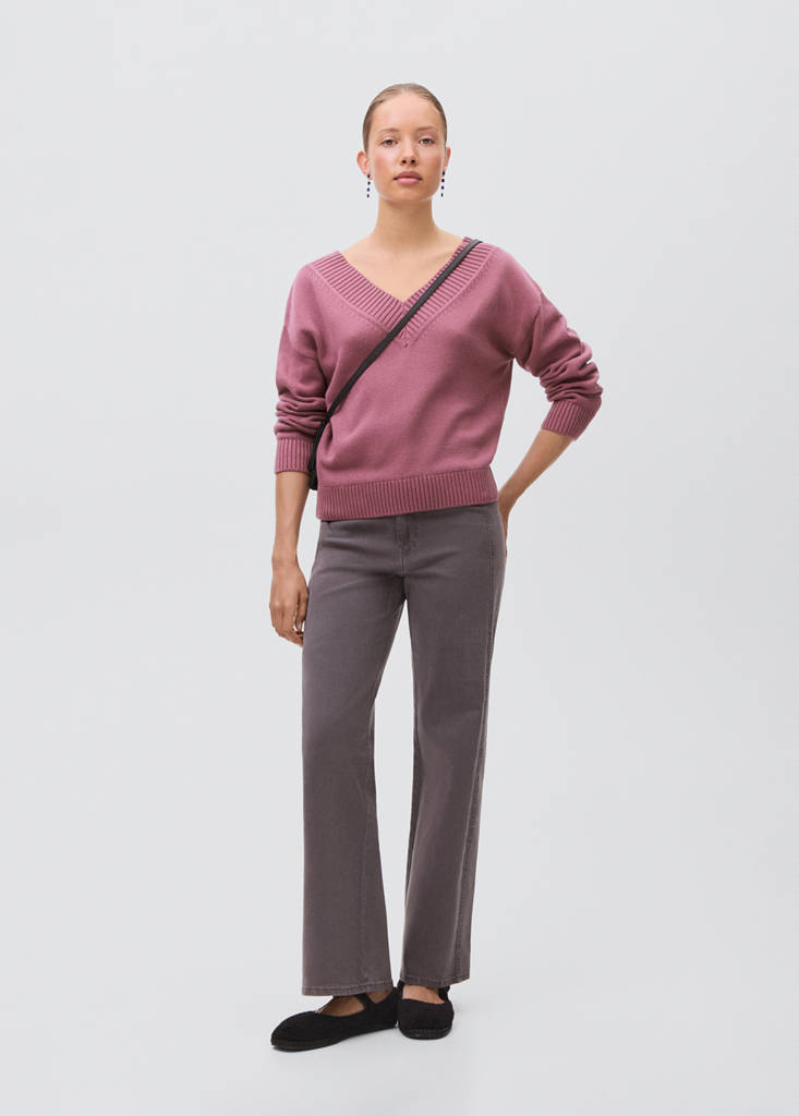 V-neck knit sweater — Cherry