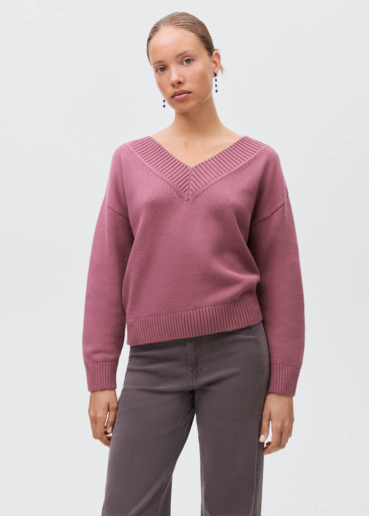 V-neck knit sweater — Cherry