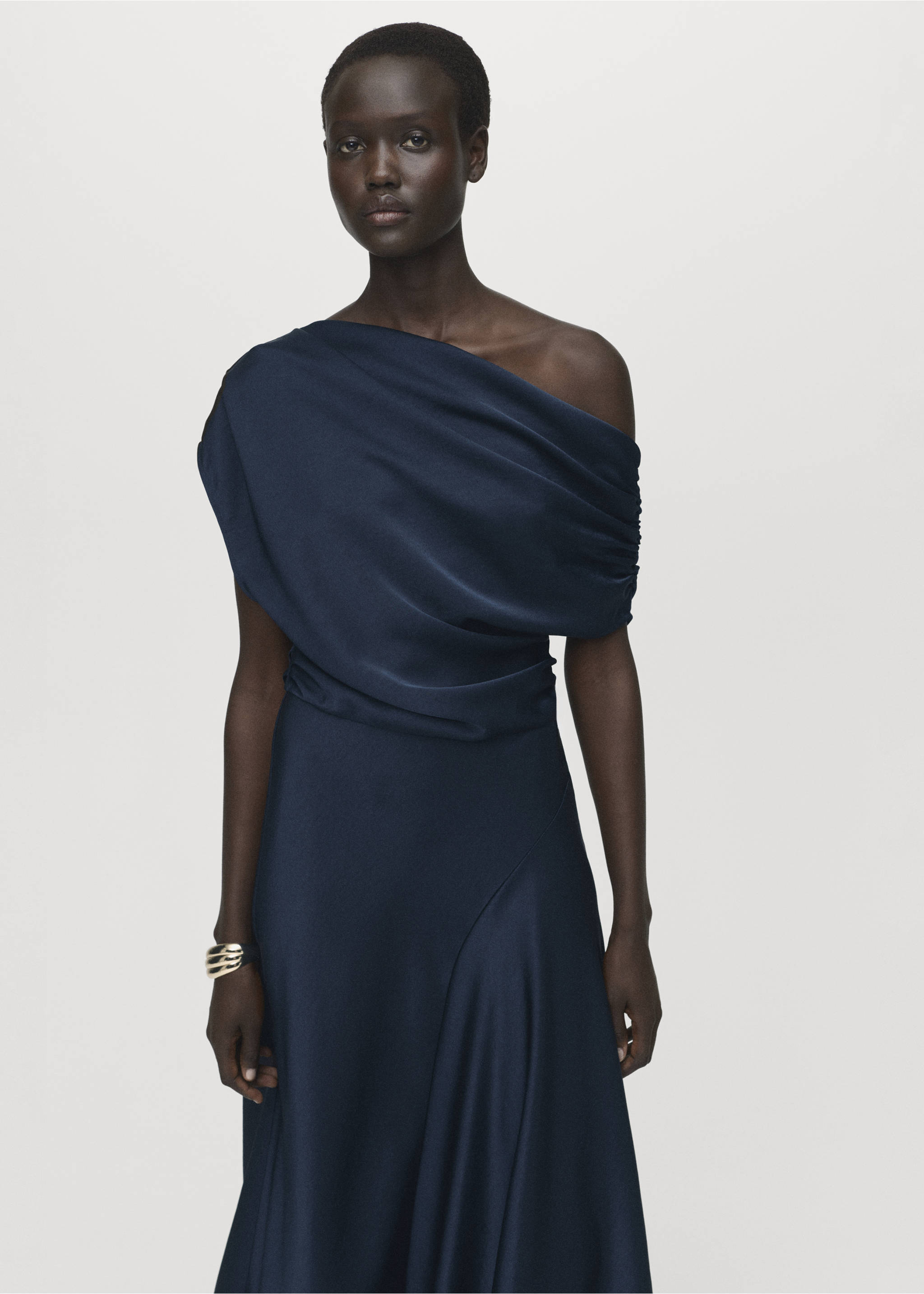 Robe satinée asymétrique - Plan moyen, Bleu nuit. Ref: 17004091-00.